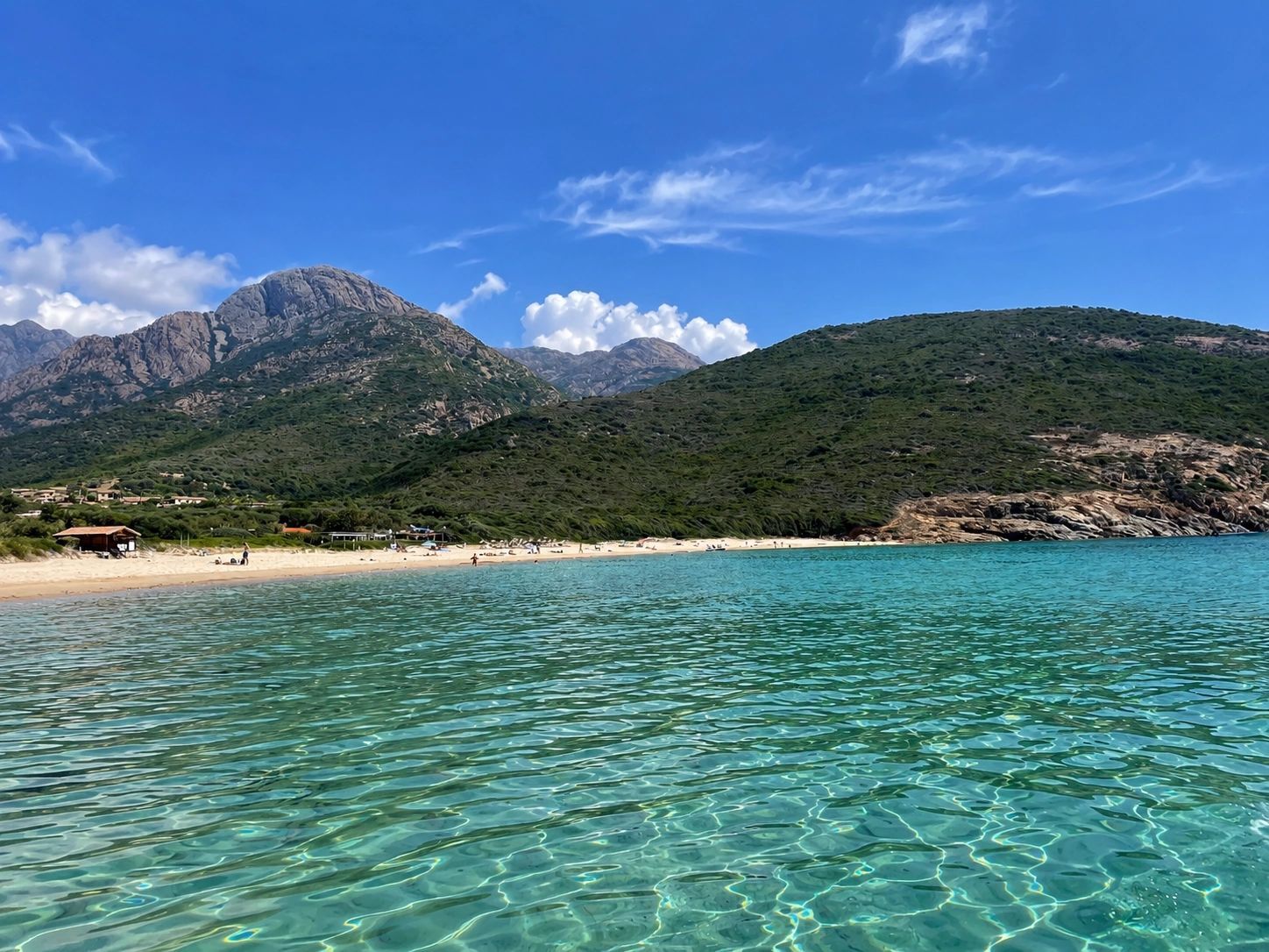 Plage d’Arone en Corse et eaux cristallines au cœur de la Méditerranée