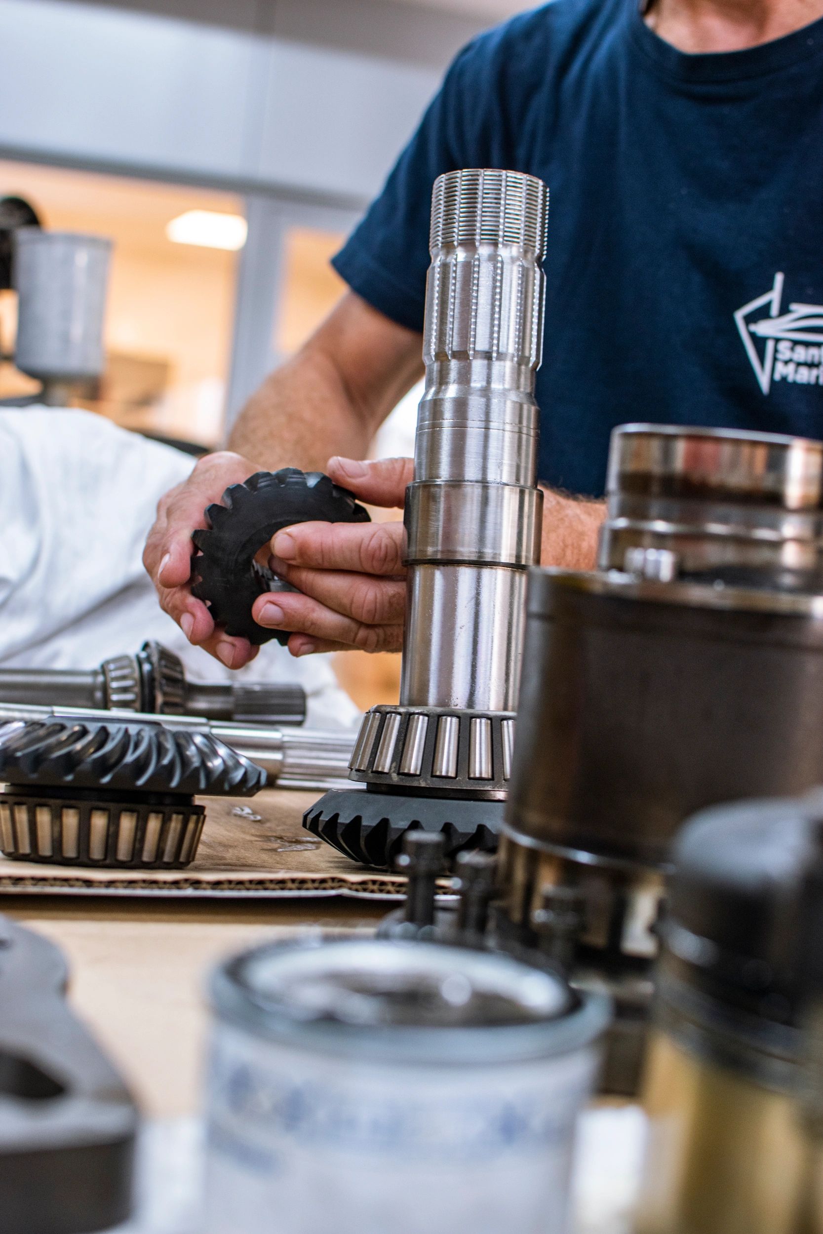 Technicien Santarelli Marine réalisant la maintenance mécanique d’un Pardo Yachts