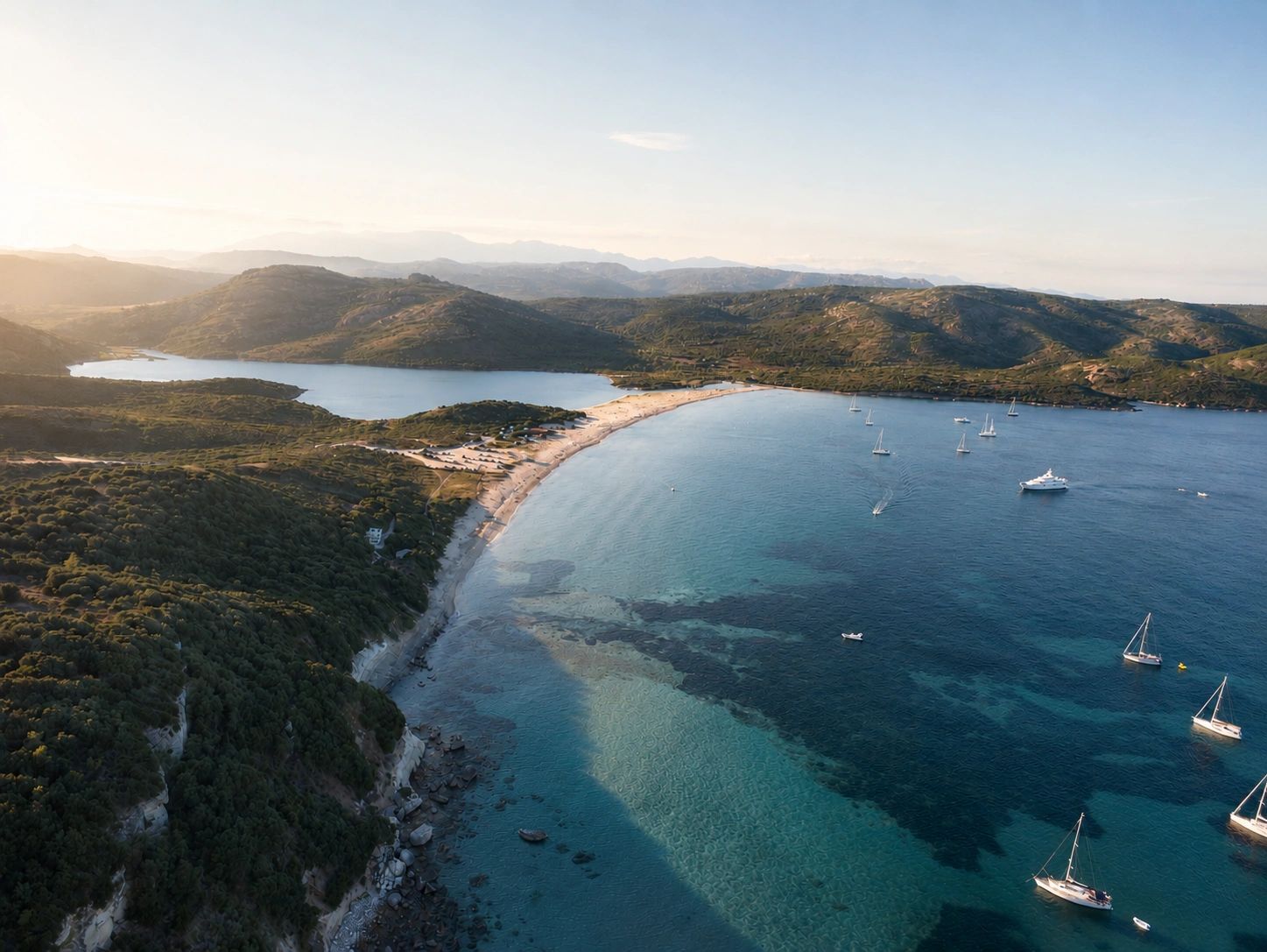 Vue aérienne d’une baie secrète près de Bonifacio en Corse