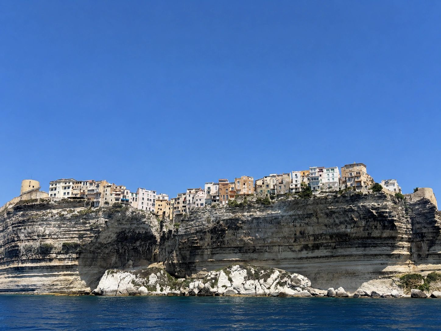 Citadelle de Bonifacio perchée sur les falaises calcaires du sud de la Corse