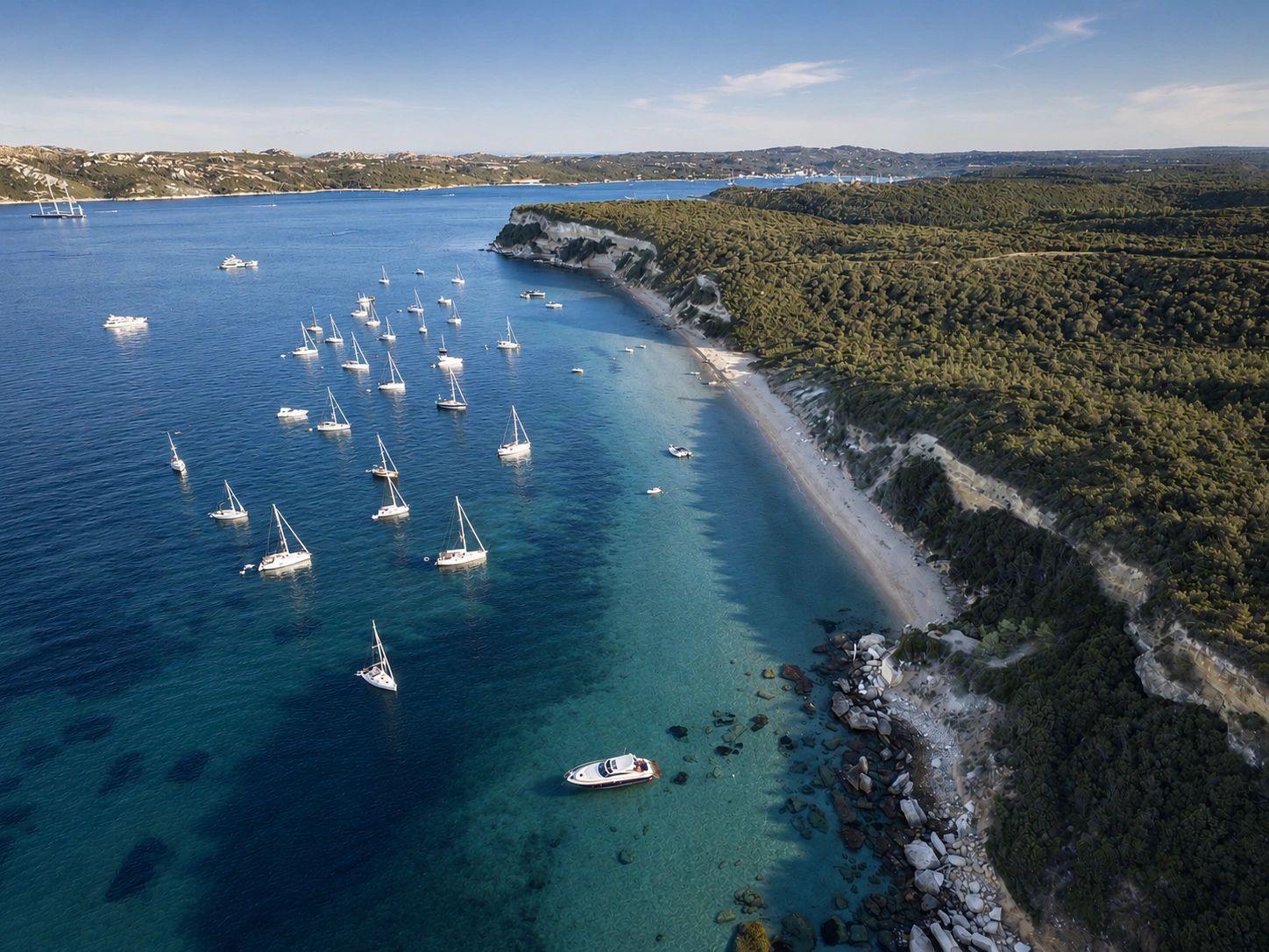Vue aérienne d'un mouillages sauvage près de Bonifacio en Corse