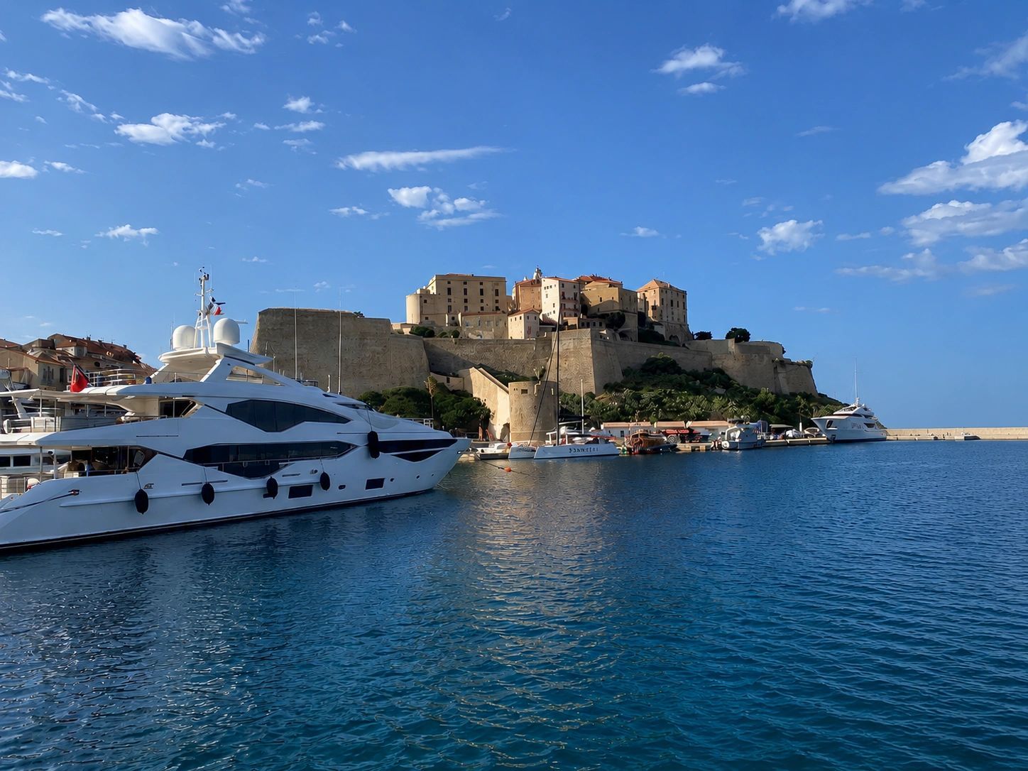 Vue de la citadelle et du port de Calvi en Corse depuis la mer