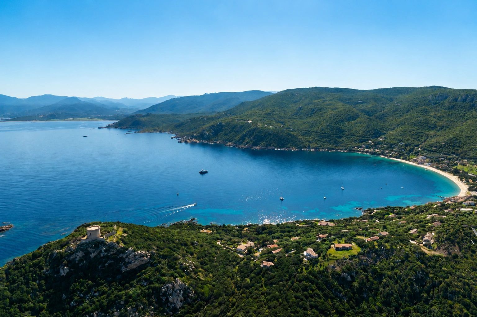 Vue aérienne de la baie de Campomoro et du golfe du Valinco en Corse