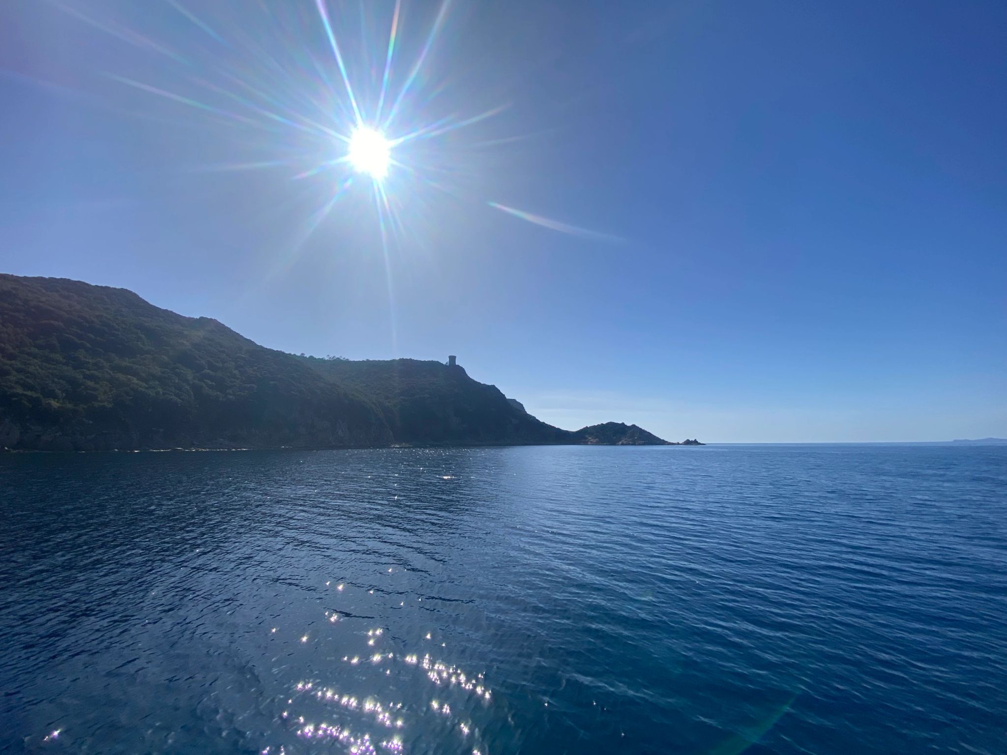 Vue sur la côte de Coti Chiavari et une tour génoise en Corse