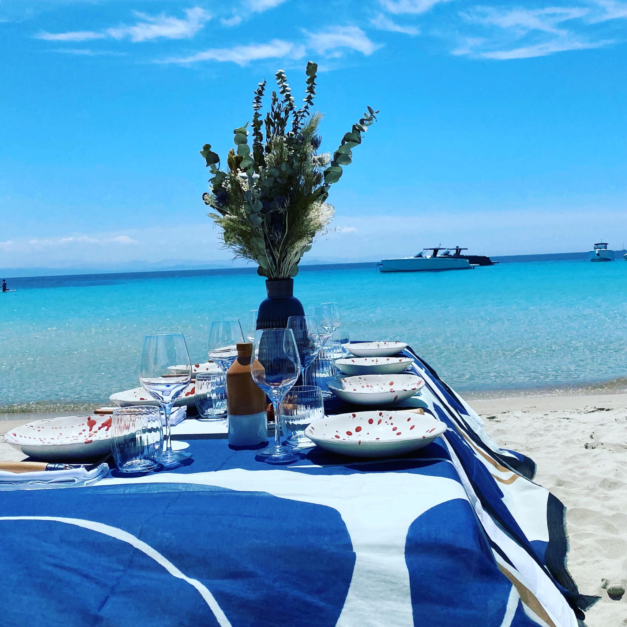 Déjeuner organisé sur une plage face aux Pardo Yachts au mouillage