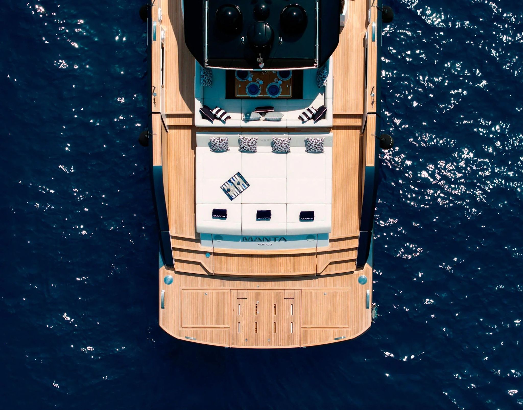 Vue aérienne du pont d’un Pardo Yachts révélant l’équilibre des volumes et du design