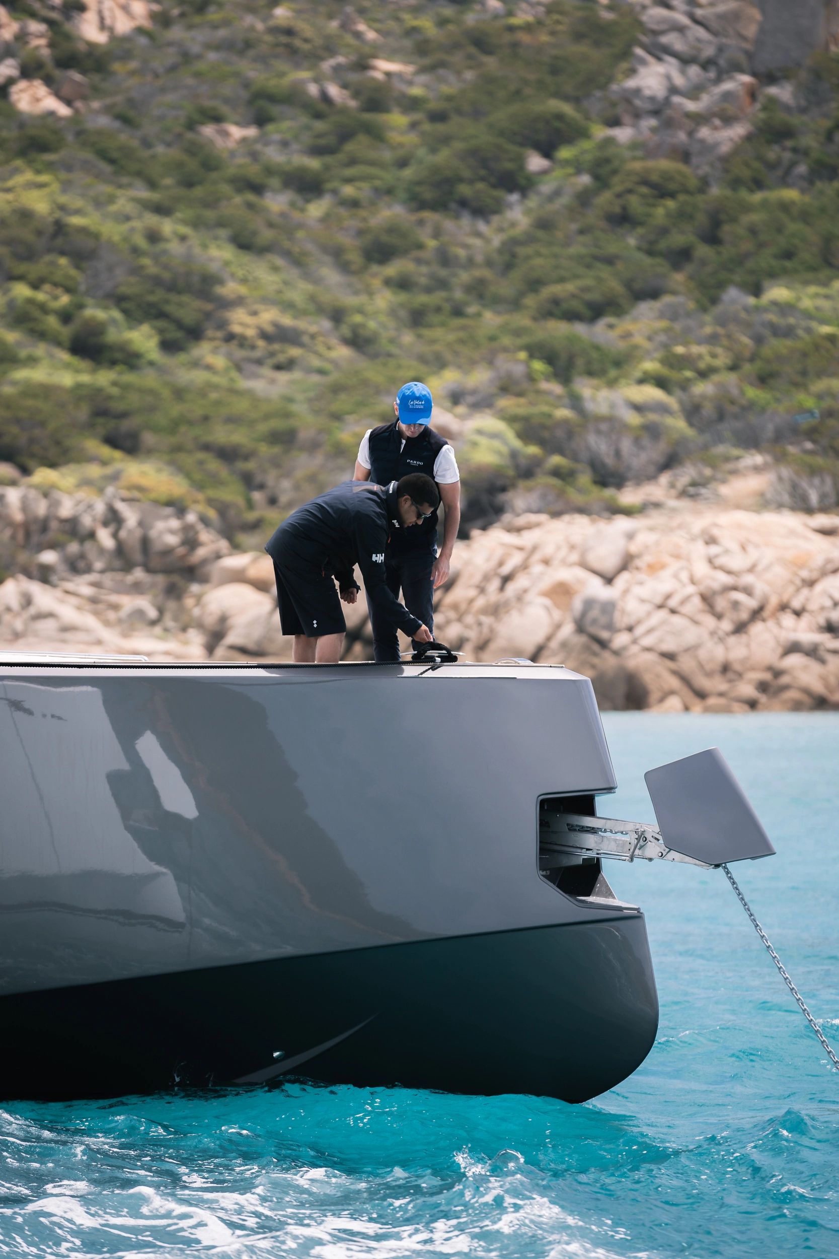 Équipage préparant un Pardo Yachts dans une crique sauvage de Corse