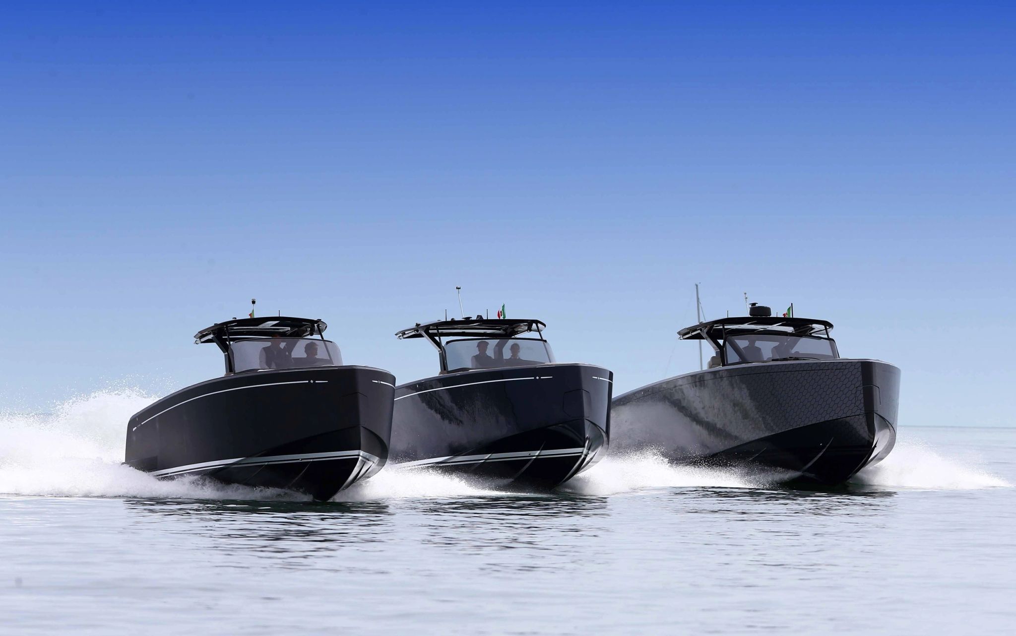 Différents modèles Pardo Yachts naviguant ensemble en Méditerranée