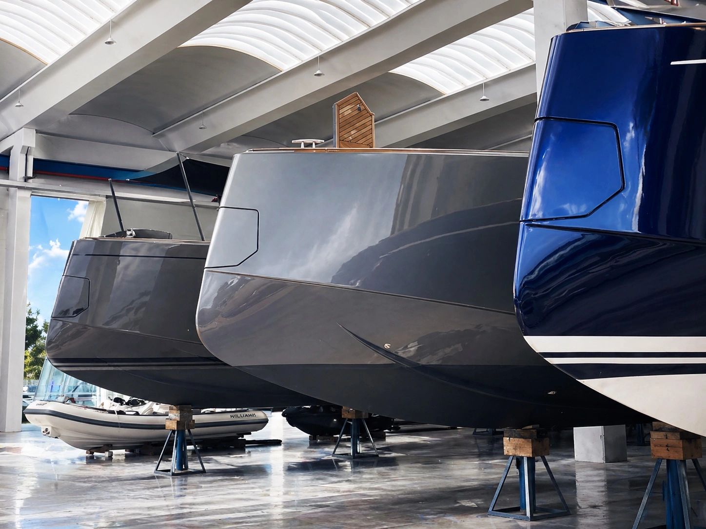 Pardo Yachts alignés sous hangar couvert chez Santarelli Marine durant l’hivernage