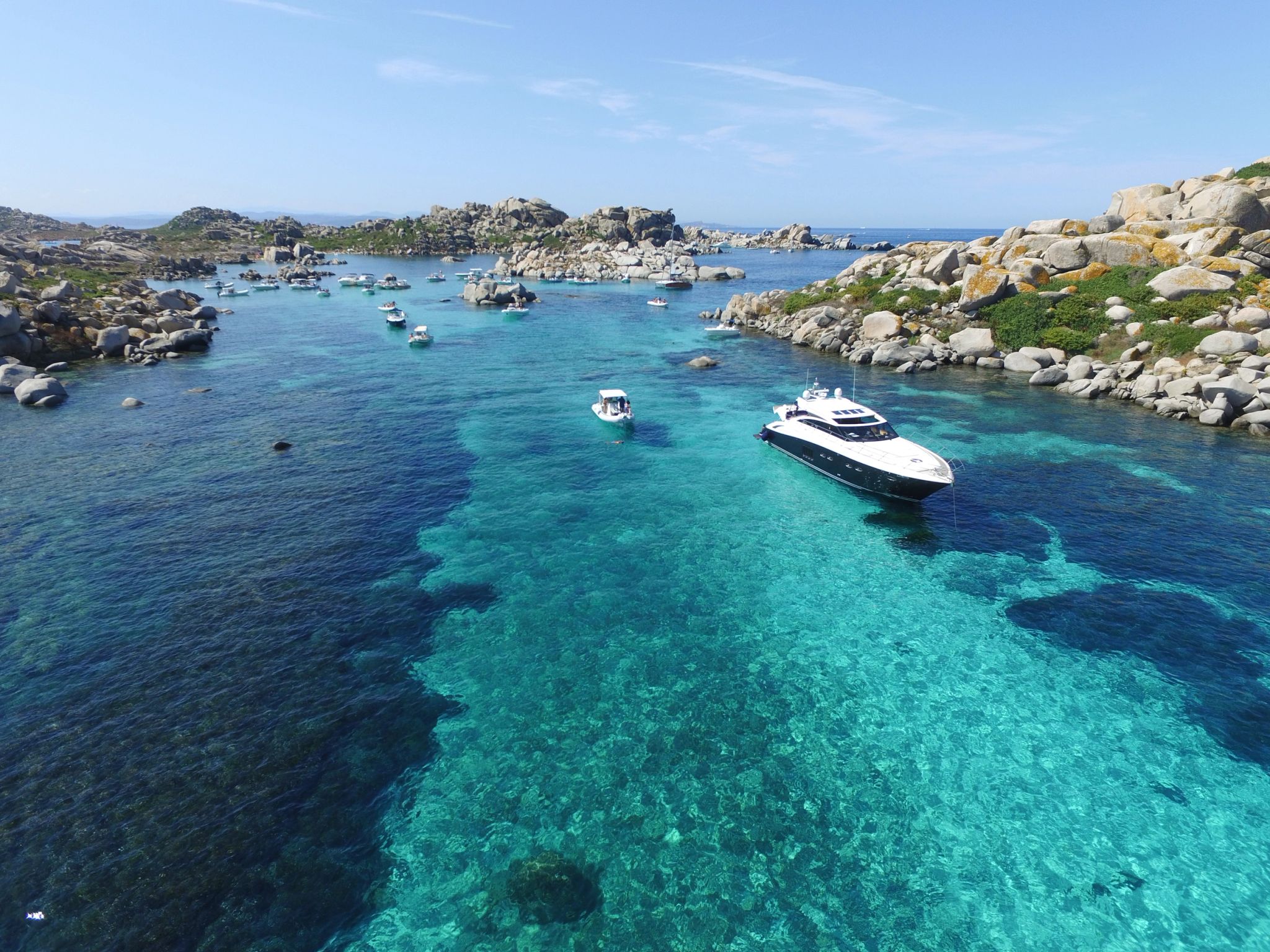Vue aérienne d’un mouillage cristallin aux Îles Lavezzi en Corse du Sud