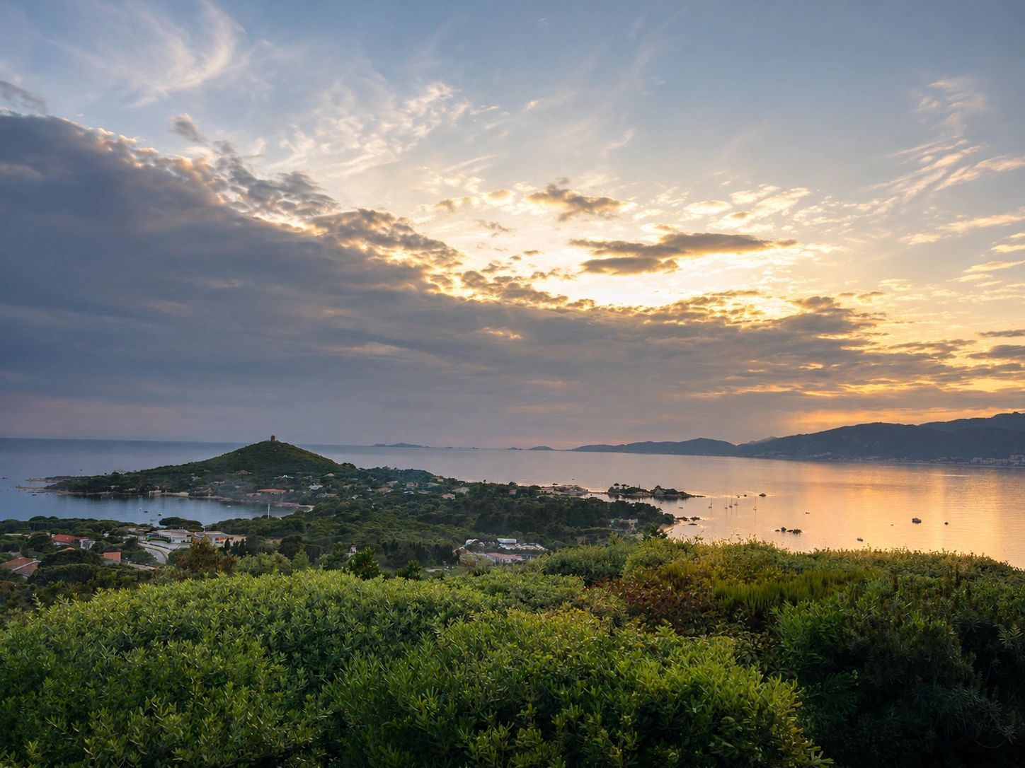 Vue de la presqu’île d’Isolella dans le golfe d’Ajaccio au coucher du soleil