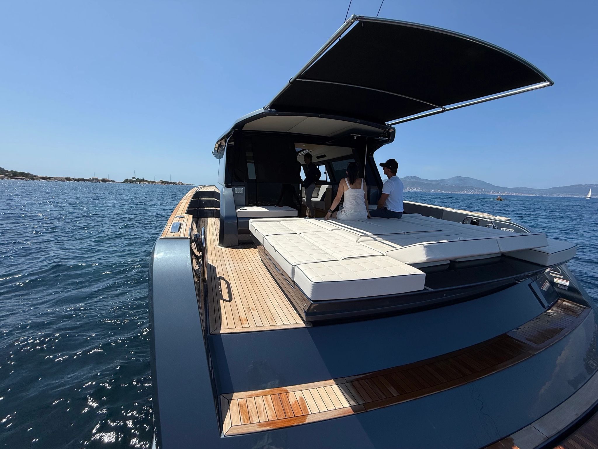 Commercial Santarelli Marine livrant un Pardo Yachts à ses nouveaux propriétaires en Corse