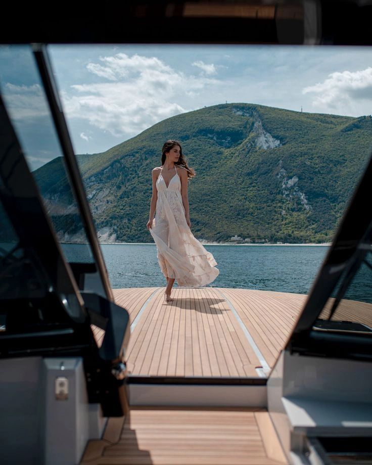 Expérience de location de yacht en Corse avec moment de détente à bord et environnement naturel