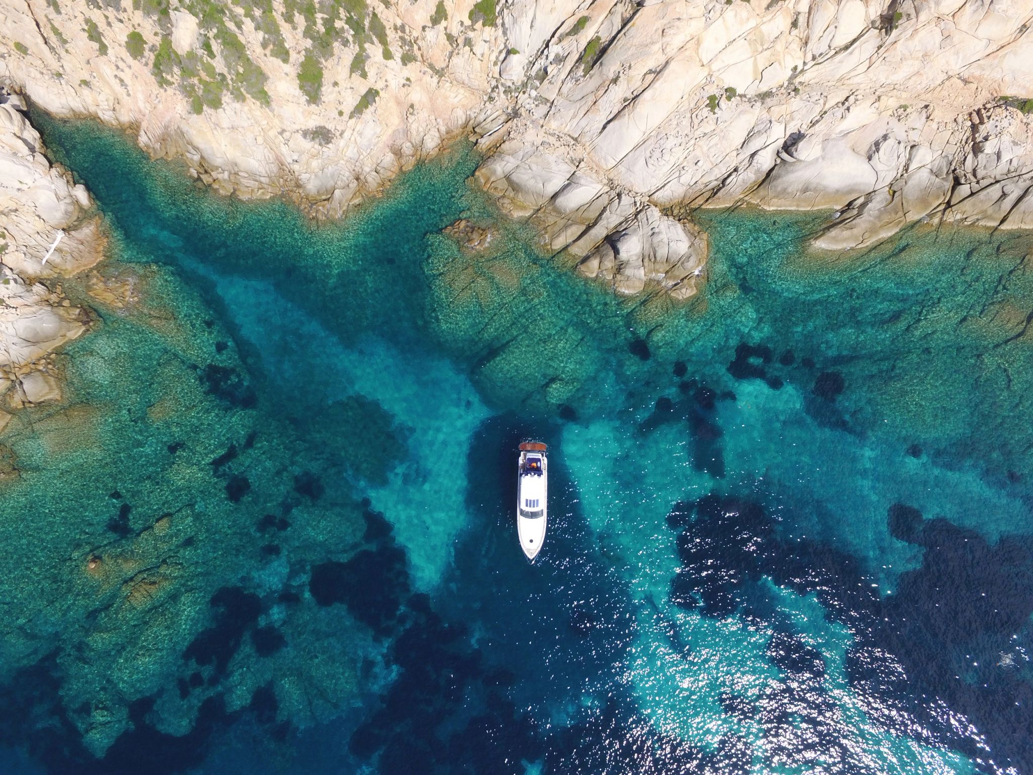 Vue aérienne d’un mouillage confidentiel dans l’archipel de La Maddalena en Sardaigne