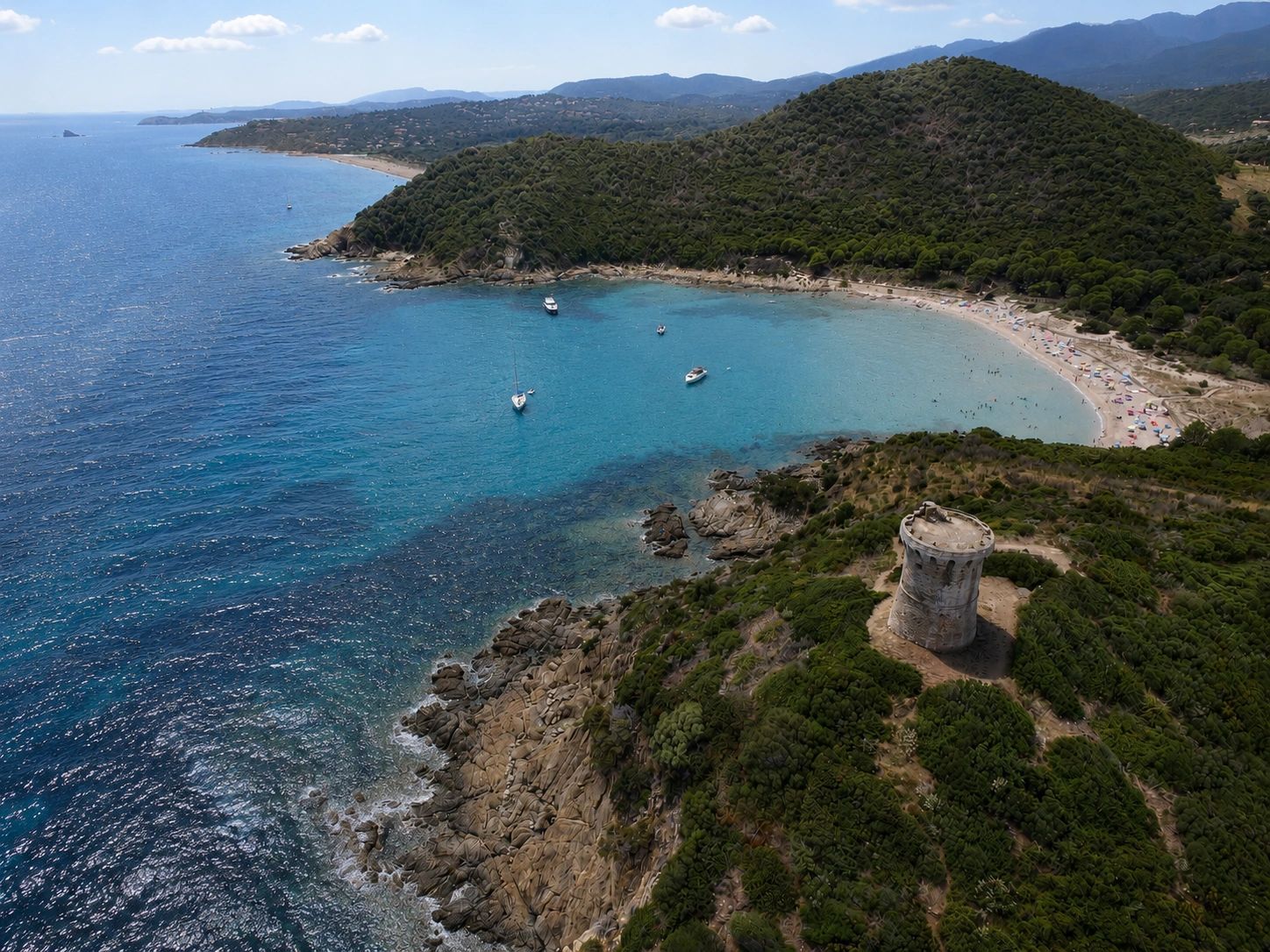 Vue aérienne d’un mouillage confidentiel entre Solenzara et Pinarello en Corse-du-Sud