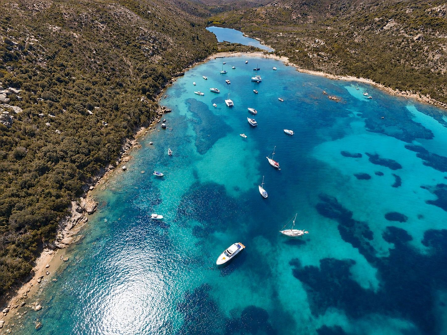 Vue aérienne des mouillages de Santa Manza au sud de Porto-Vecchio en Corse