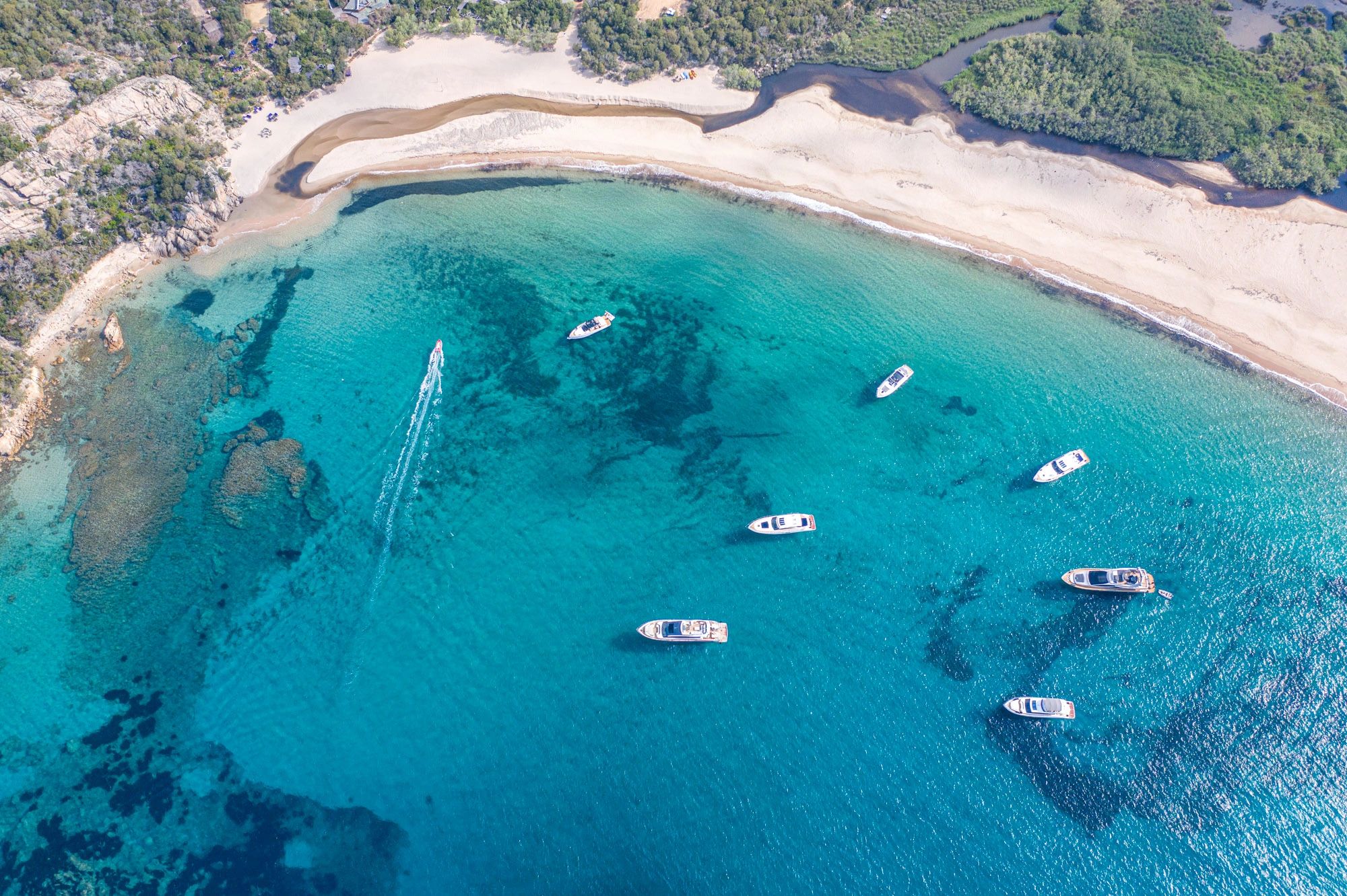 Vue aérienne de la plage d’Erbaju à Murtoli en Corse-du-Sud