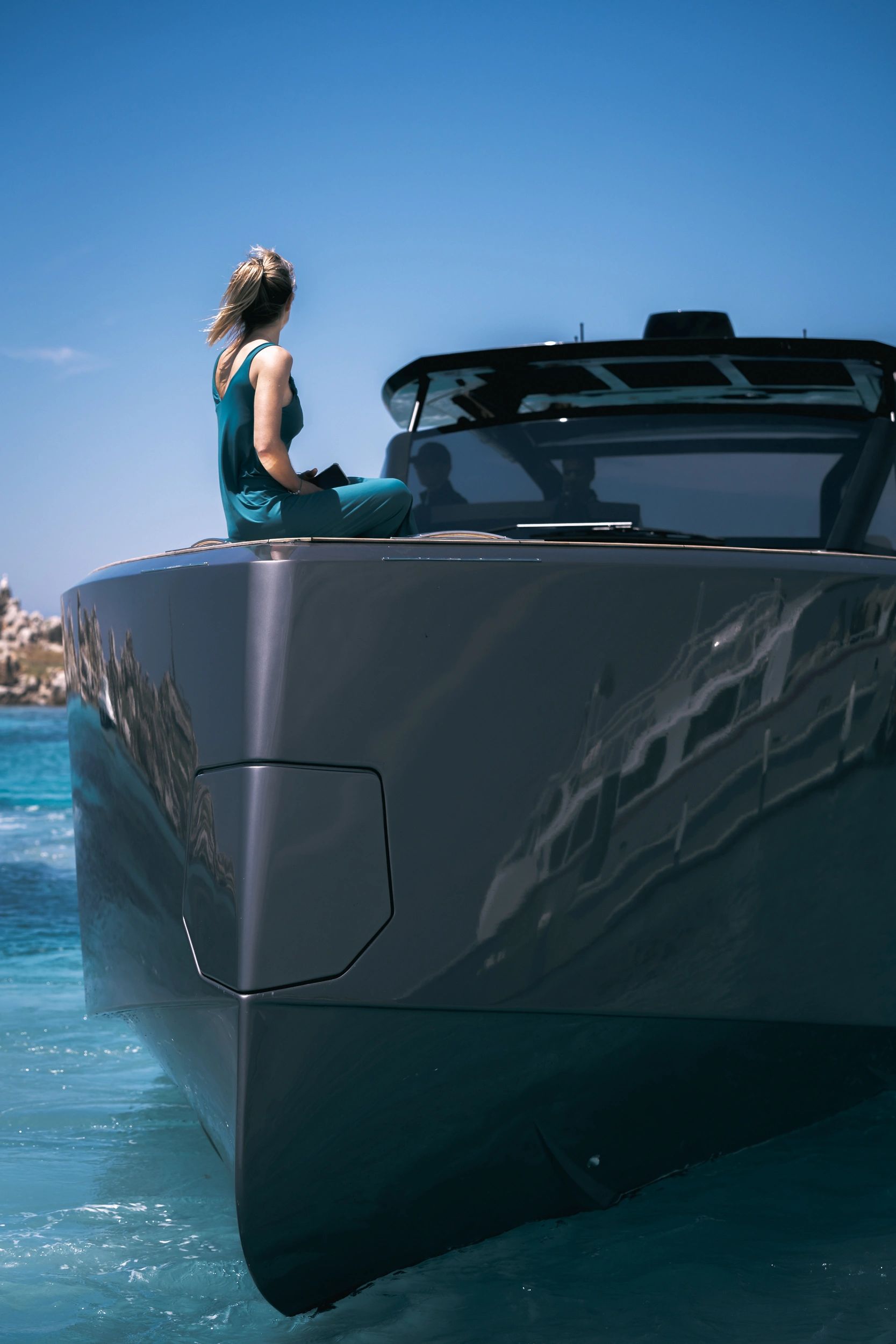 Une femme à bord d'un Pardo Yacht dans les eaux cristallines de Méditerranée