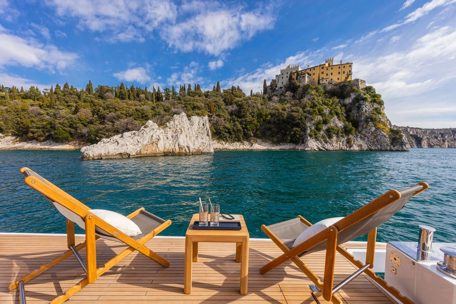 Vue depuis le pont arrière d’un Pardo Yachts face à la côte méditerranéenne