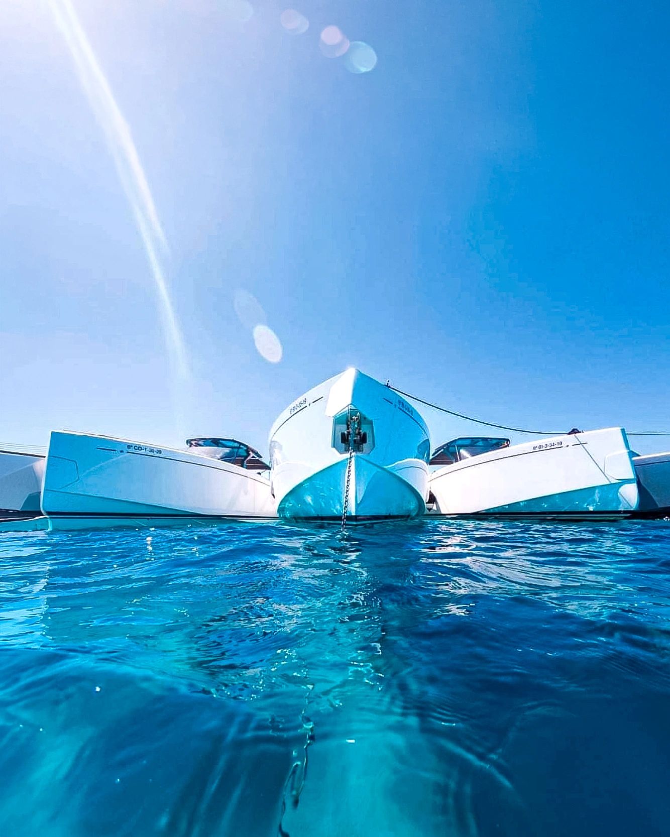 Trois Pardo Yachts au mouillage dans les eaux cristallines de Méditerranée