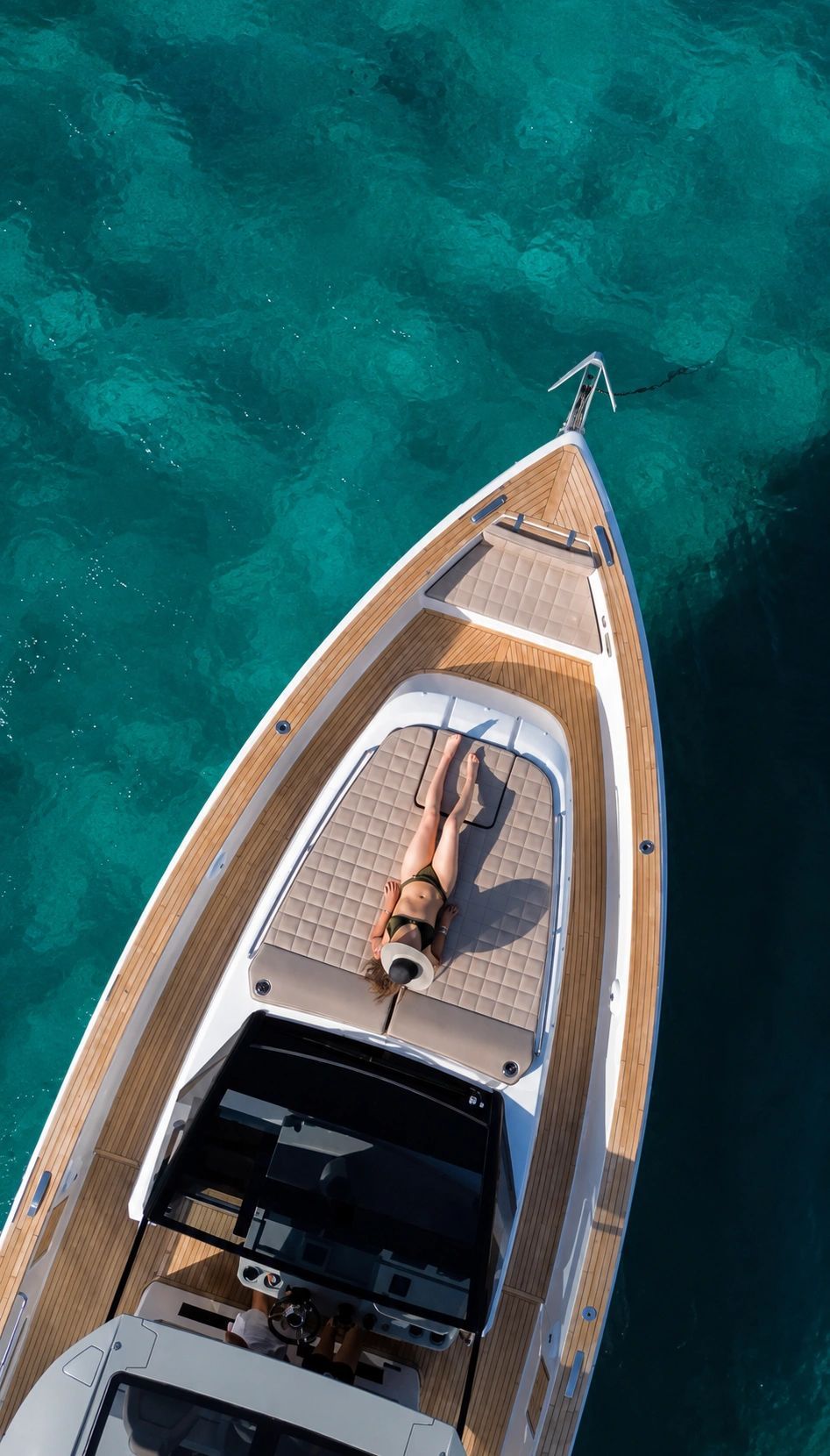 Vue aérienne d’un yacht Pardo au mouillage dans une eau turquoise cristalline
