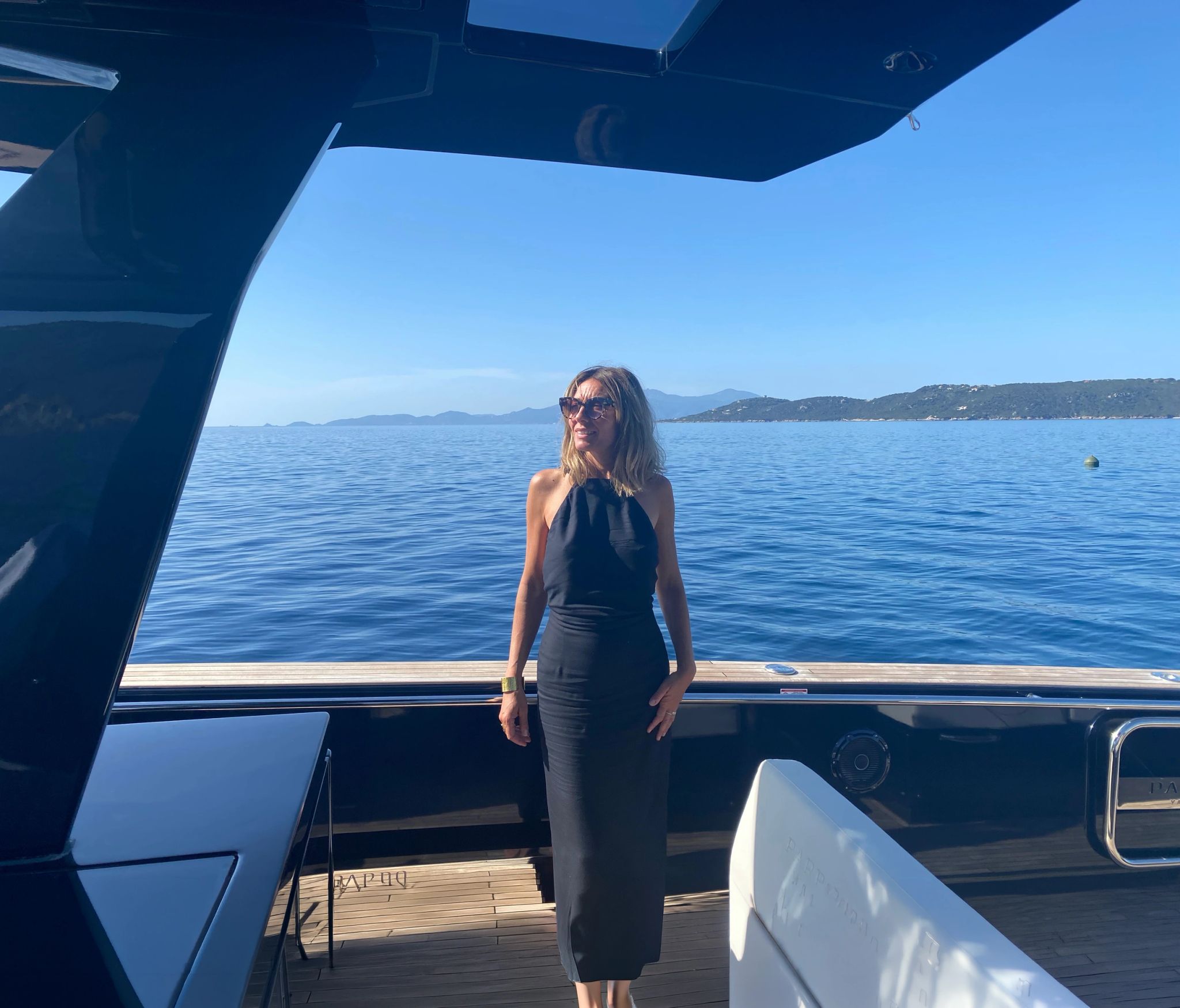 Une femme à bord d'un Pardo Yacht face à la Méditerranée