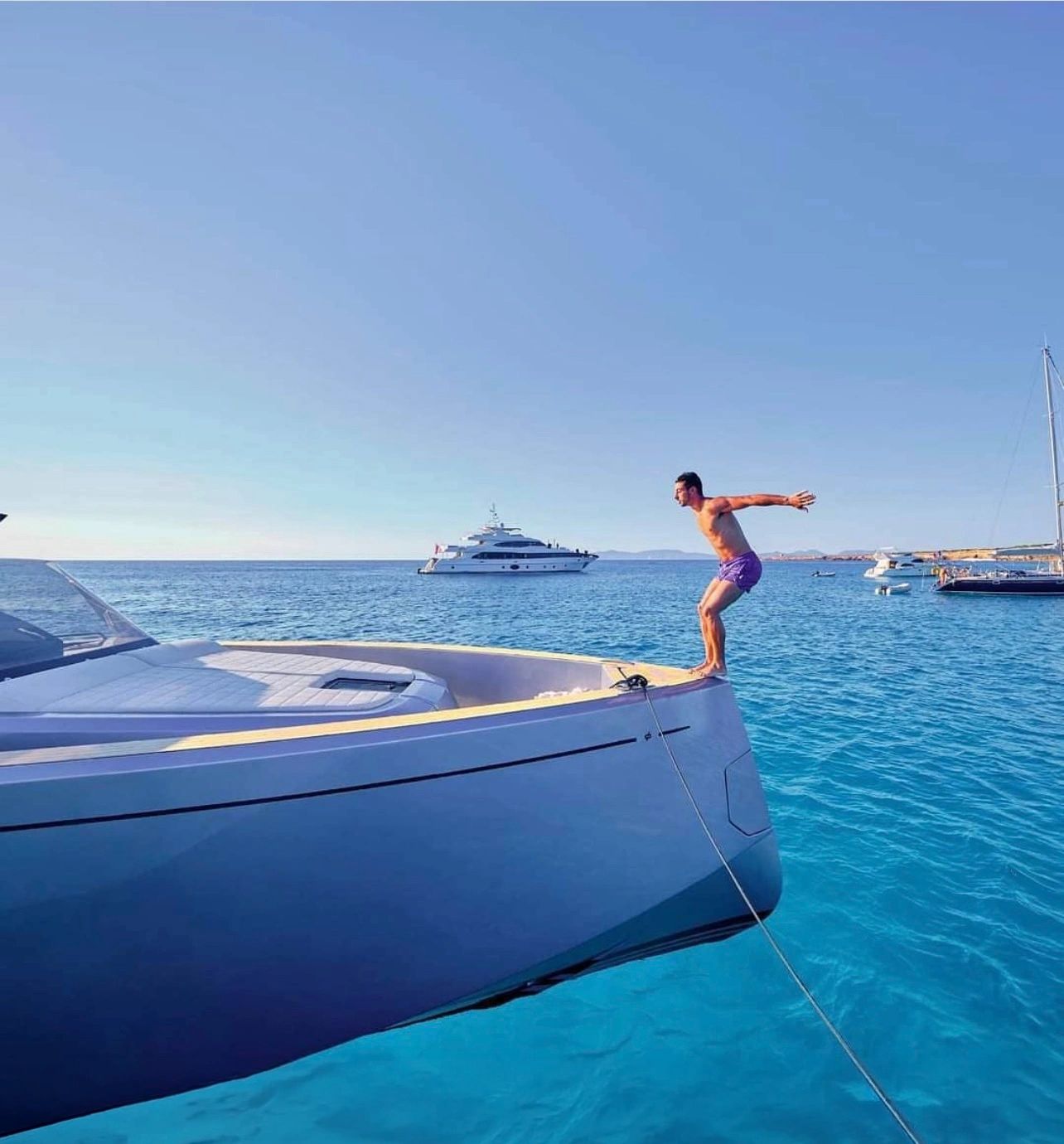 Un plongeon depuis un Pardo Yacht dans une baie méditerranéenne
