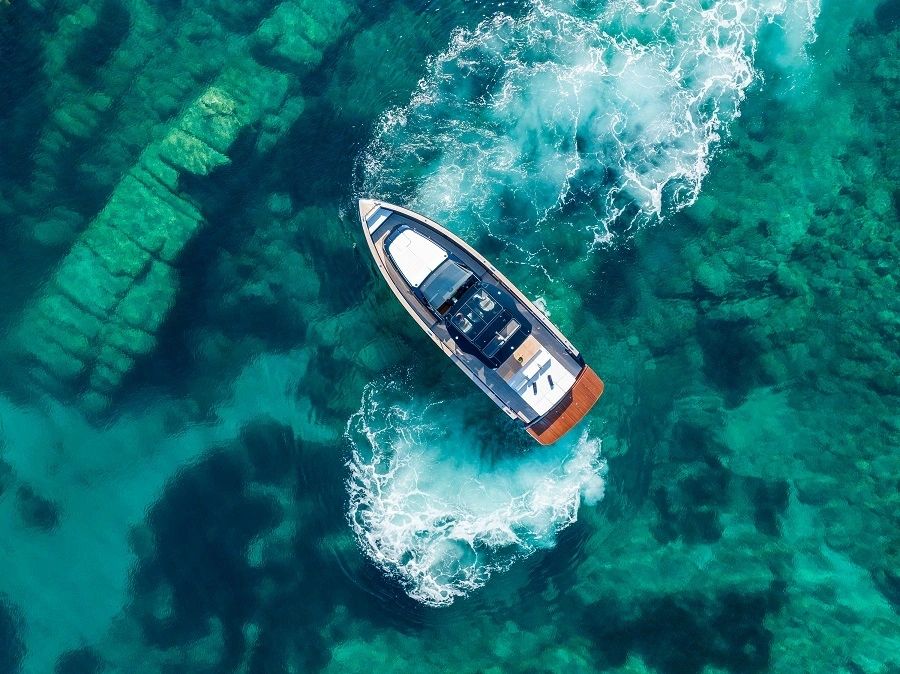 Vue aérienne d’un Pardo Yachts naviguant dans des eaux méditerranéennes cristallines