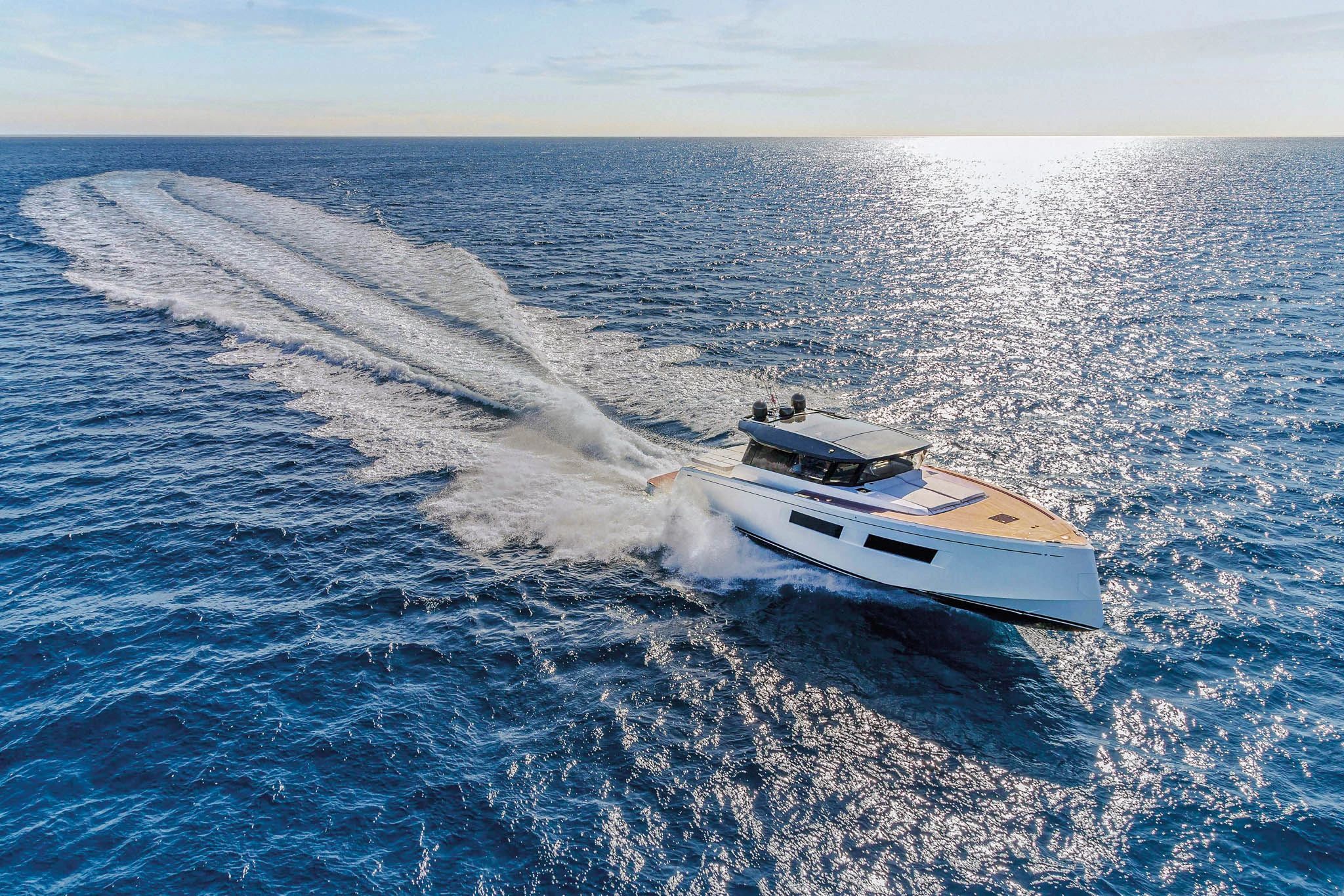 Pardo Yacht en navigation en Méditerranée avec sillage et lumière naturelle