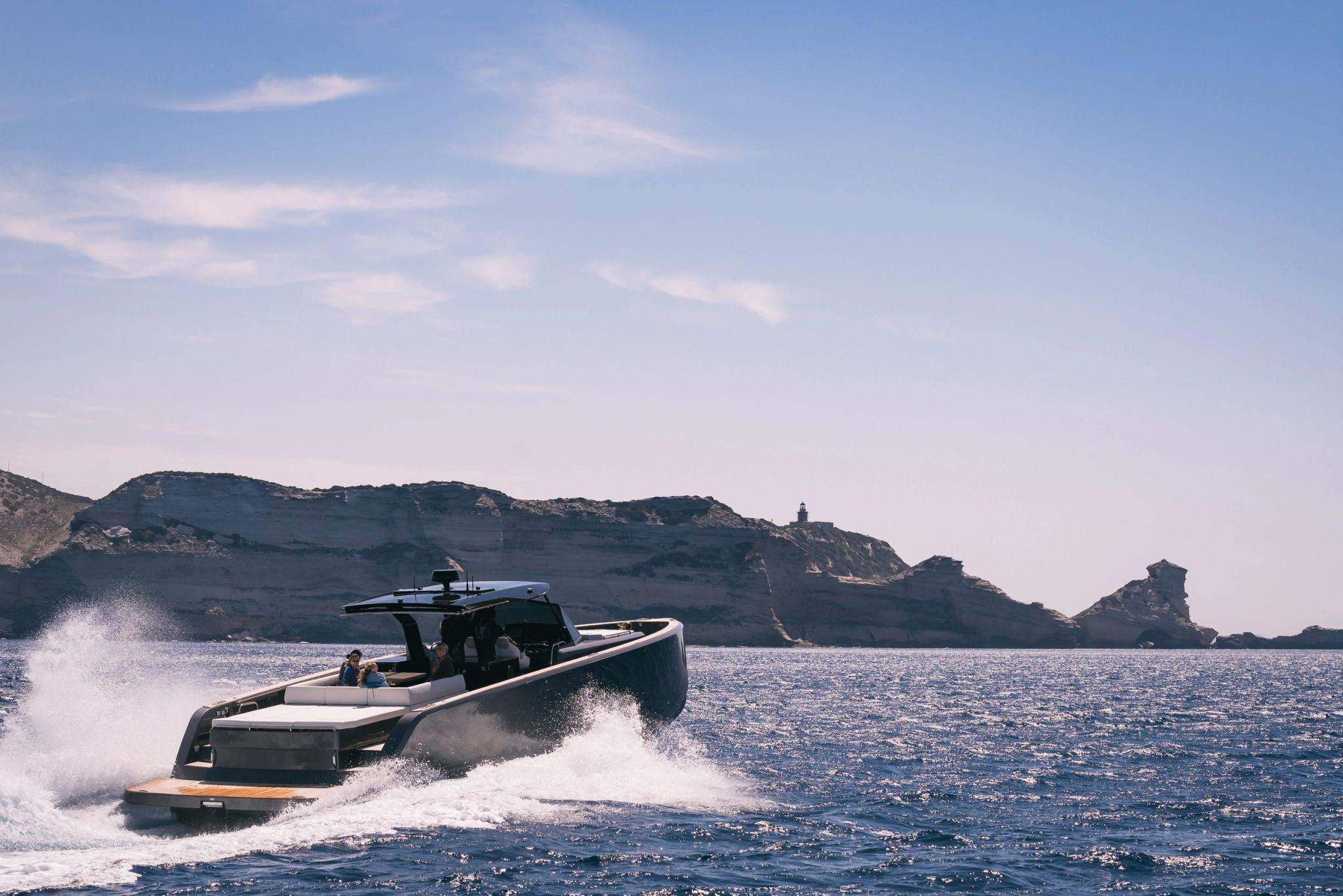 Pardo Yachts naviguant vers Bonifacio au large des côtes corses