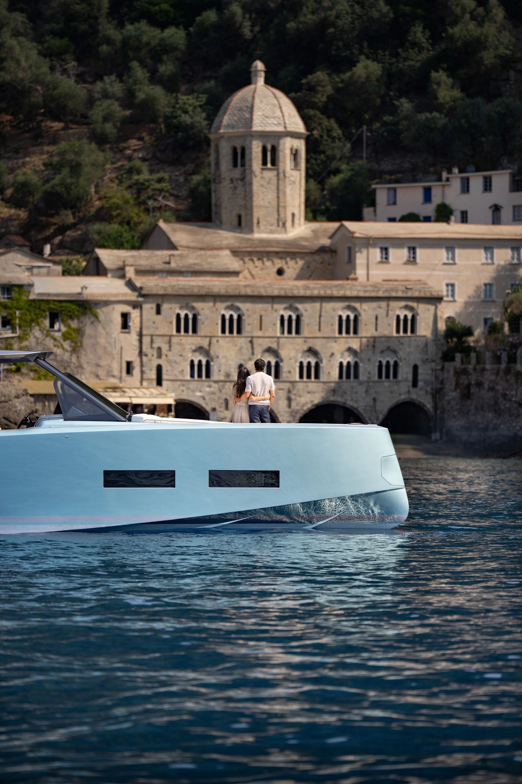 Pardo Yachts naviguant devant un village historique méditerranéen