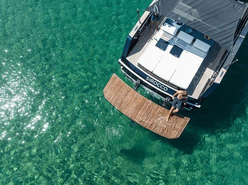 Plateforme de bain d’un Pardo Yachts en Méditerranée