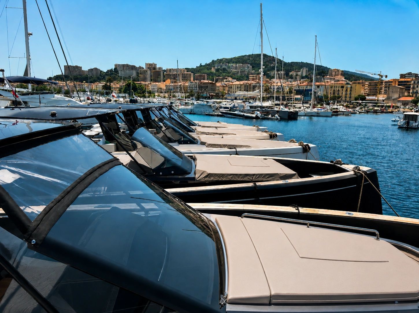 Pardo Yachts amarrés sur le ponton privé Santarelli Marine à Ajaccio