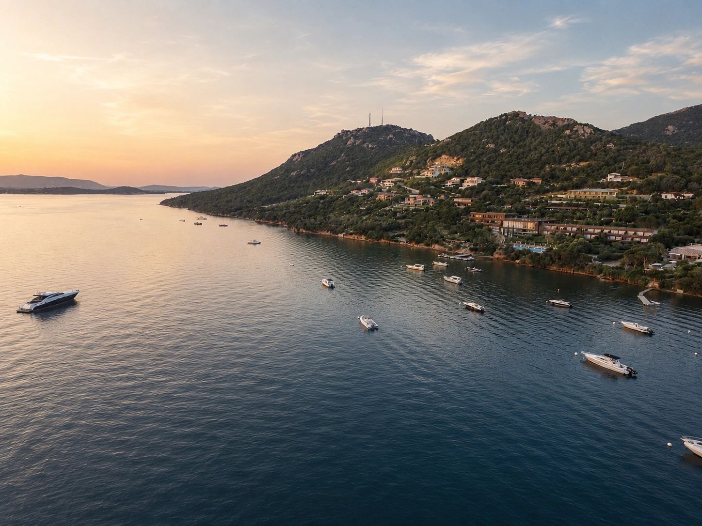 Vue aérienne du golfe de Porto-Vecchio au coucher du soleil en Corse