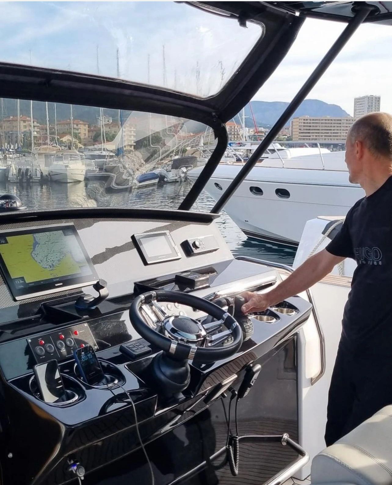 Client à la barre d’un Pardo Yachts accompagné par Santarelli Marine dans le port d’Ajaccio