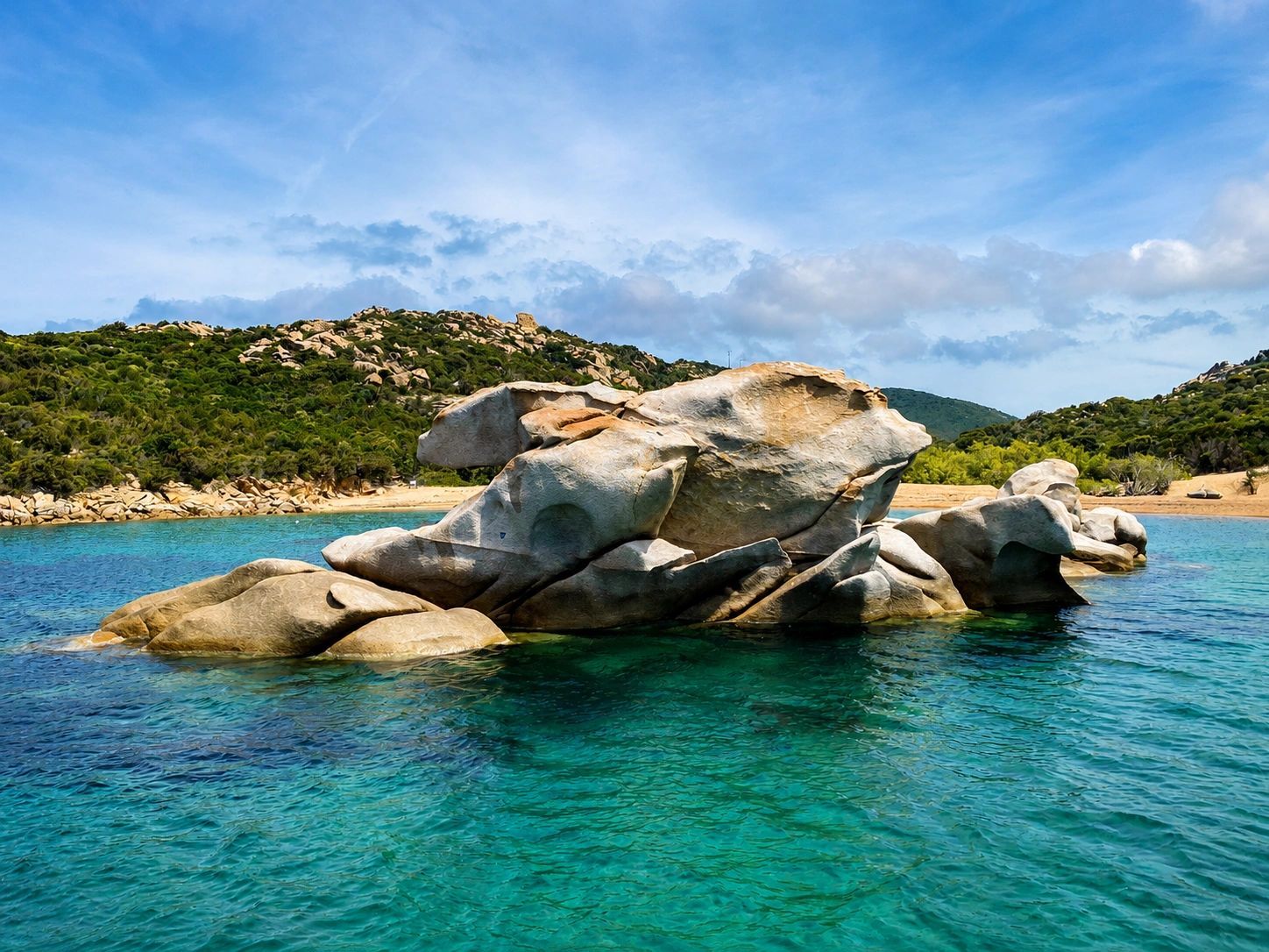 Rocher granitique dans les eaux cristallines de Senetosa en Corse-du-Sud