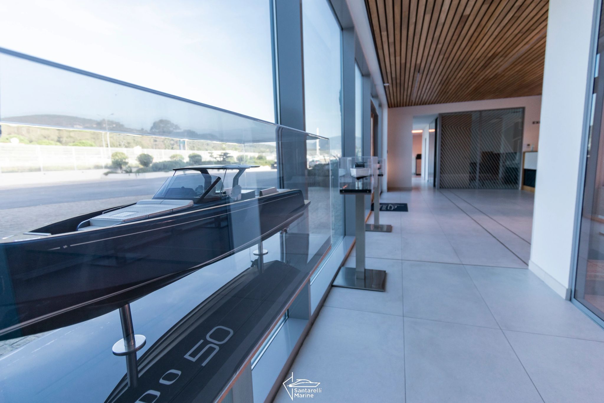 Entrée du showroom Santarelli Marine avec maquettes Pardo Yachts exposées