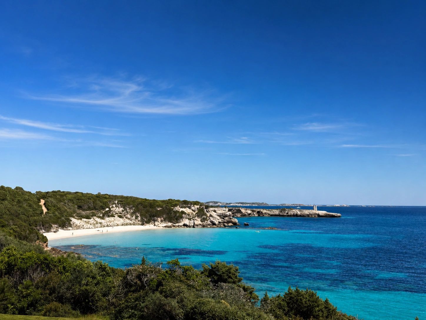Plage de Sperone à Bonifacio en Corse et eaux turquoise vues depuis le golf