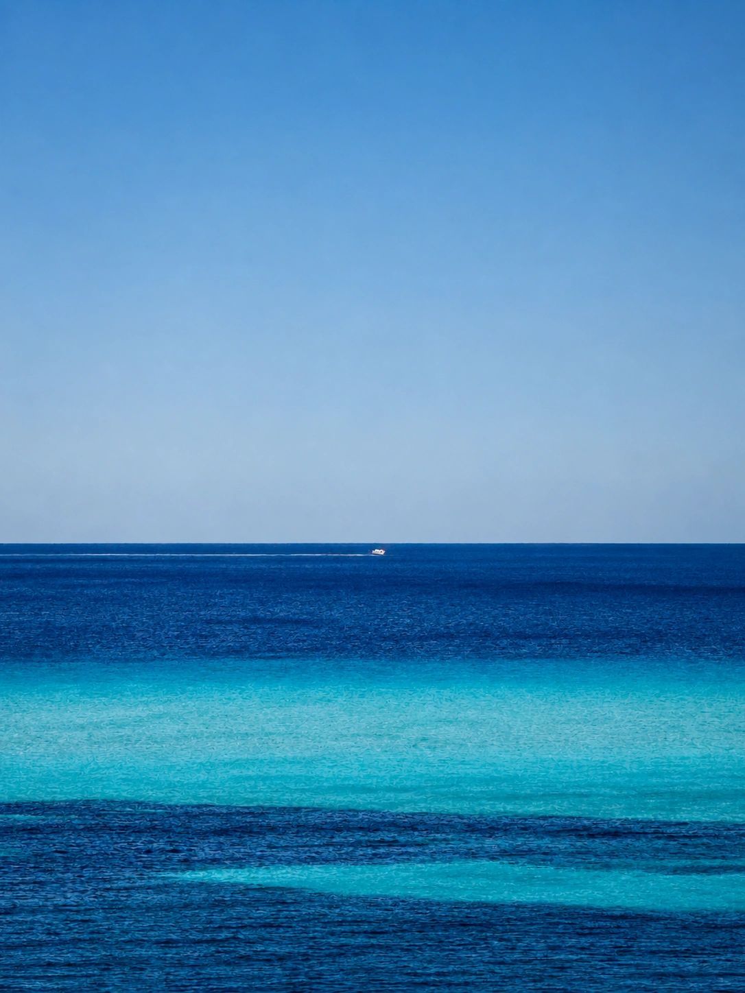 Horizons bleus et eaux turquoise au large de Sperone en Corse
