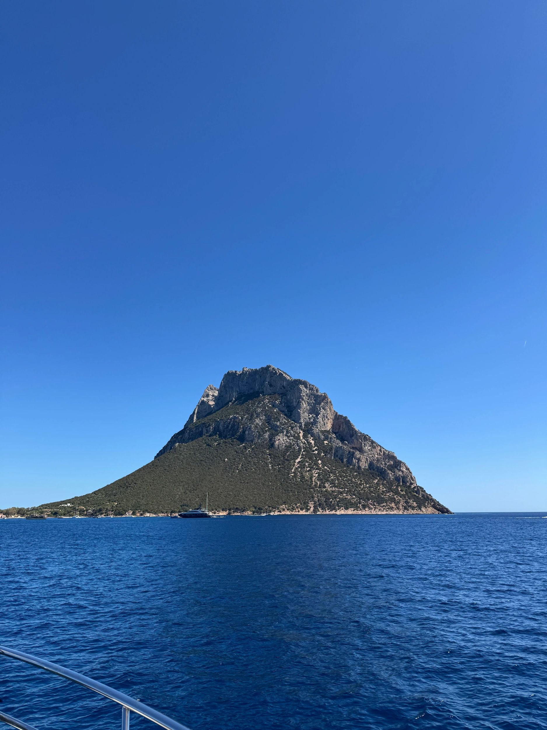 Vue de l’île de Tavolara au large d’Olbia en Sardaigne