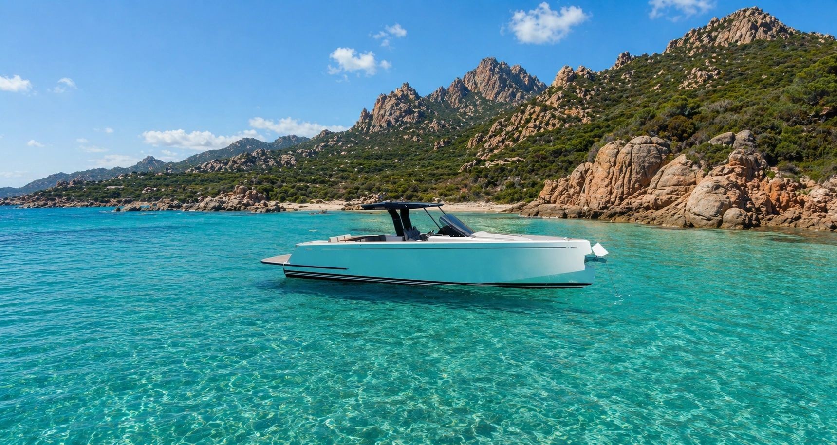 Pardo 38 naviguant dans une eau turquoise cristalline face à un paysage sauvage corse