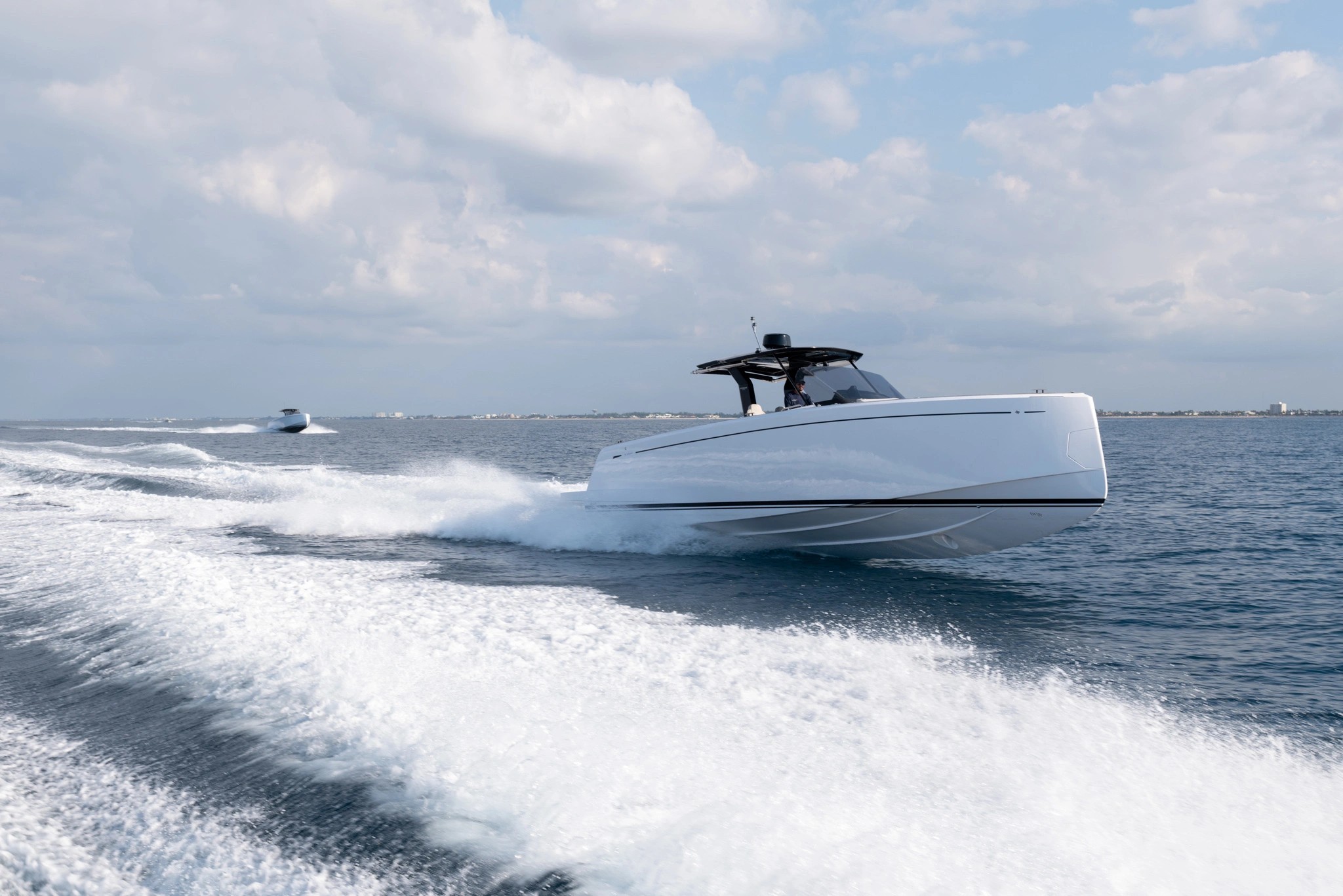 Pardo 38 en navigation rapide en Méditerranée avec un second Pardo en arrière-plan
