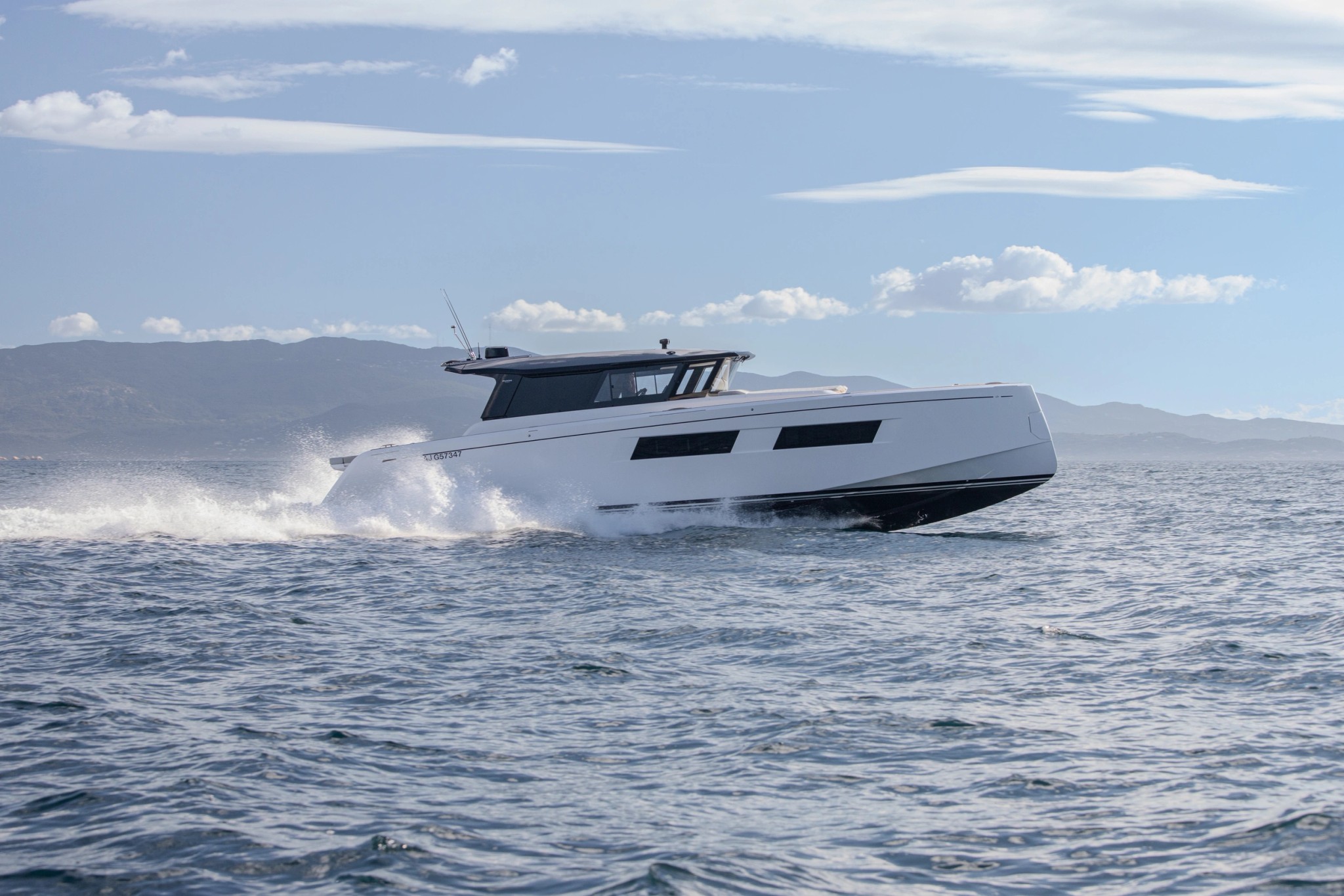 Pardo GT52 2023 en navigation vue de profil
