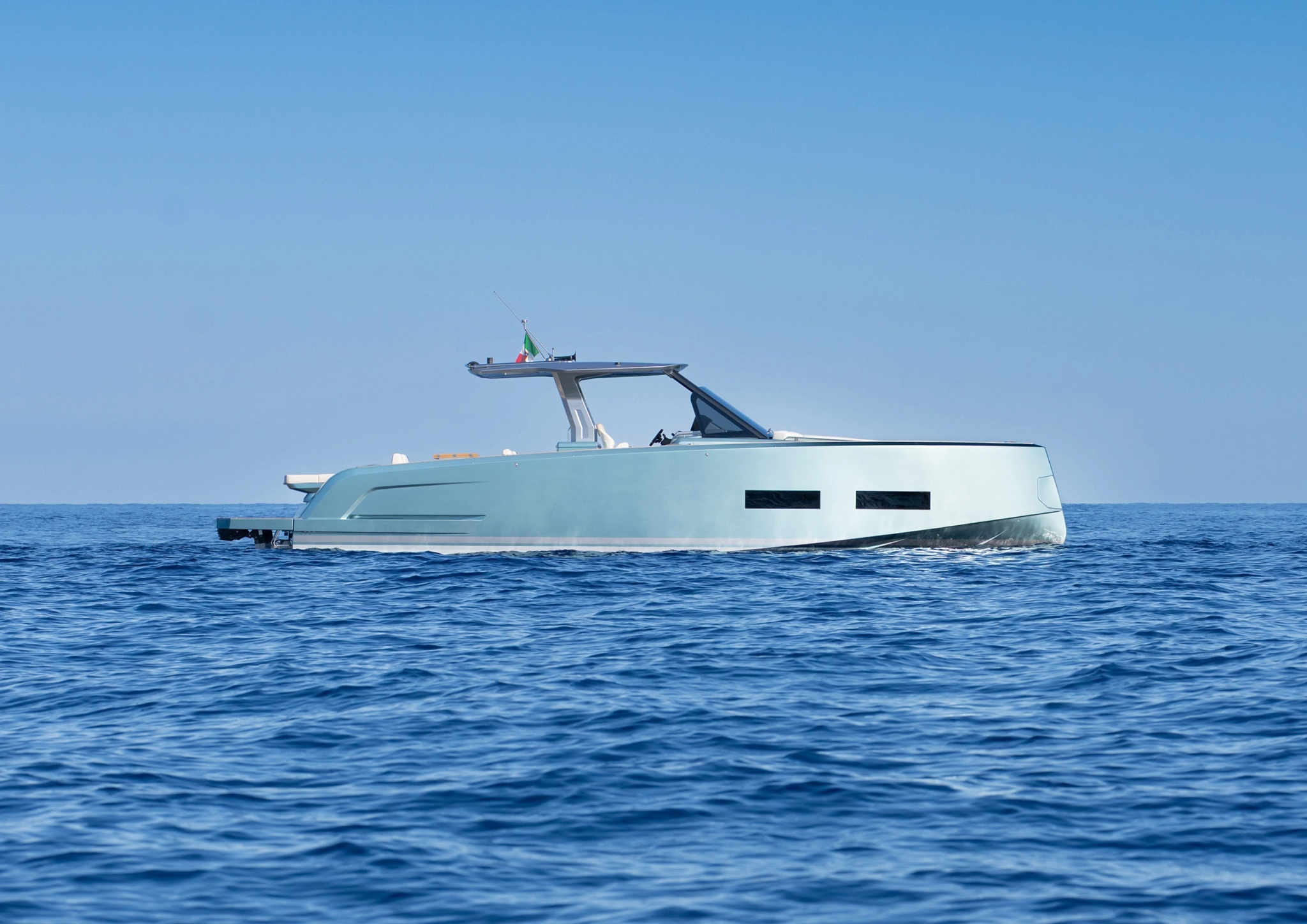 Pardo 43 à l’arrêt sur une mer calme en Méditerranée