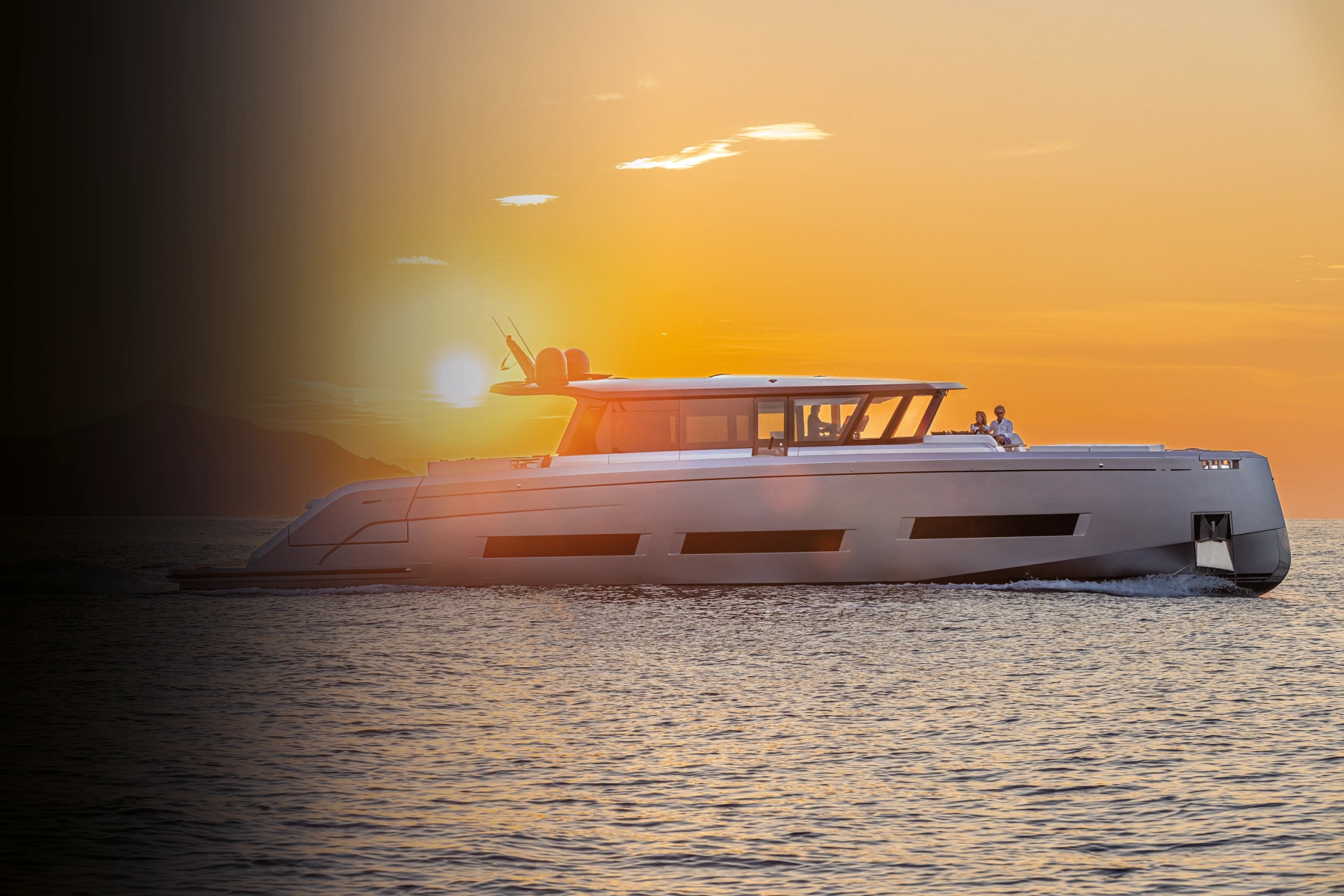 Pardo Yachts naviguant au coucher du soleil en Méditerranée