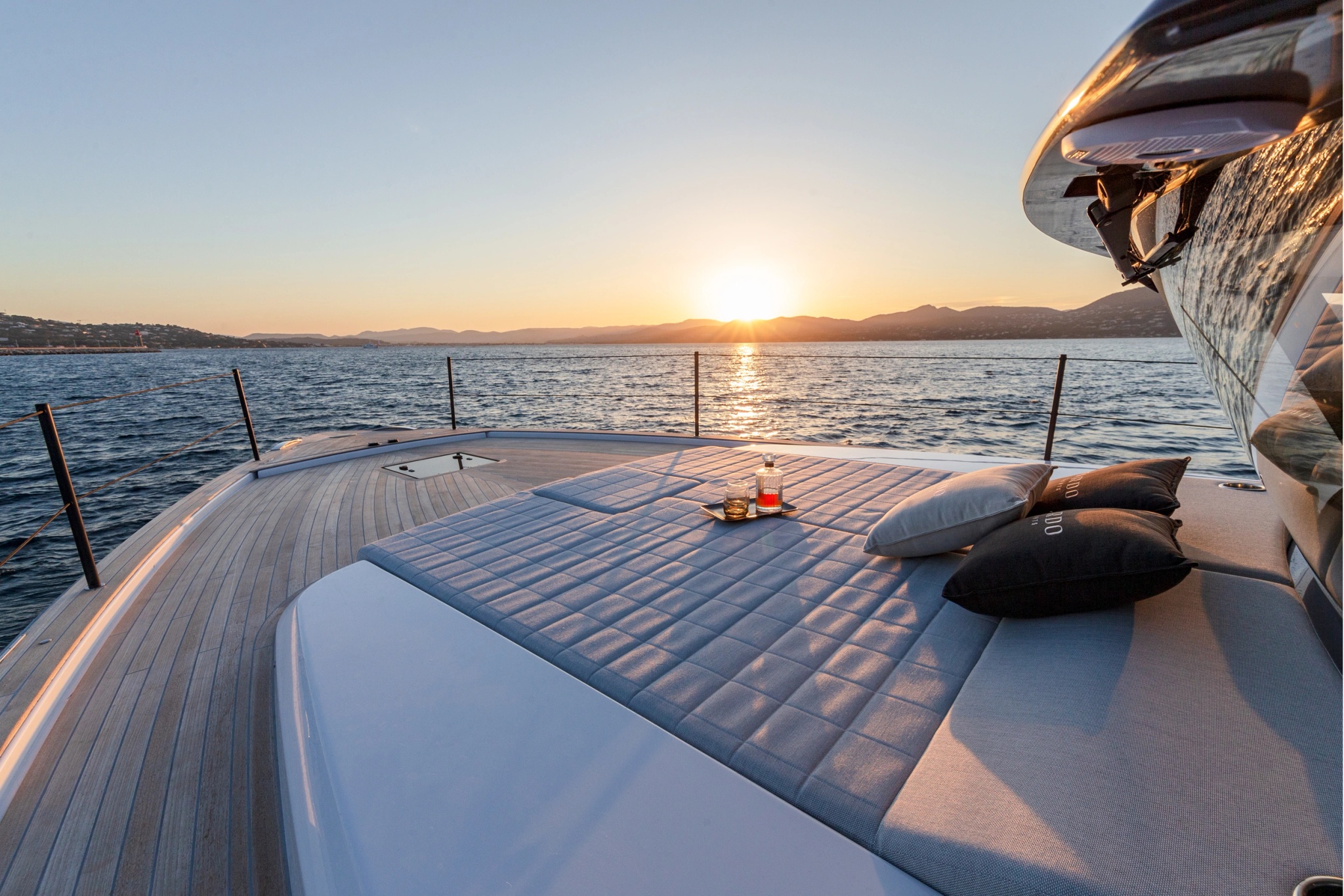 Pont avant d’un Pardo Yachts au coucher du soleil en Méditerranée
