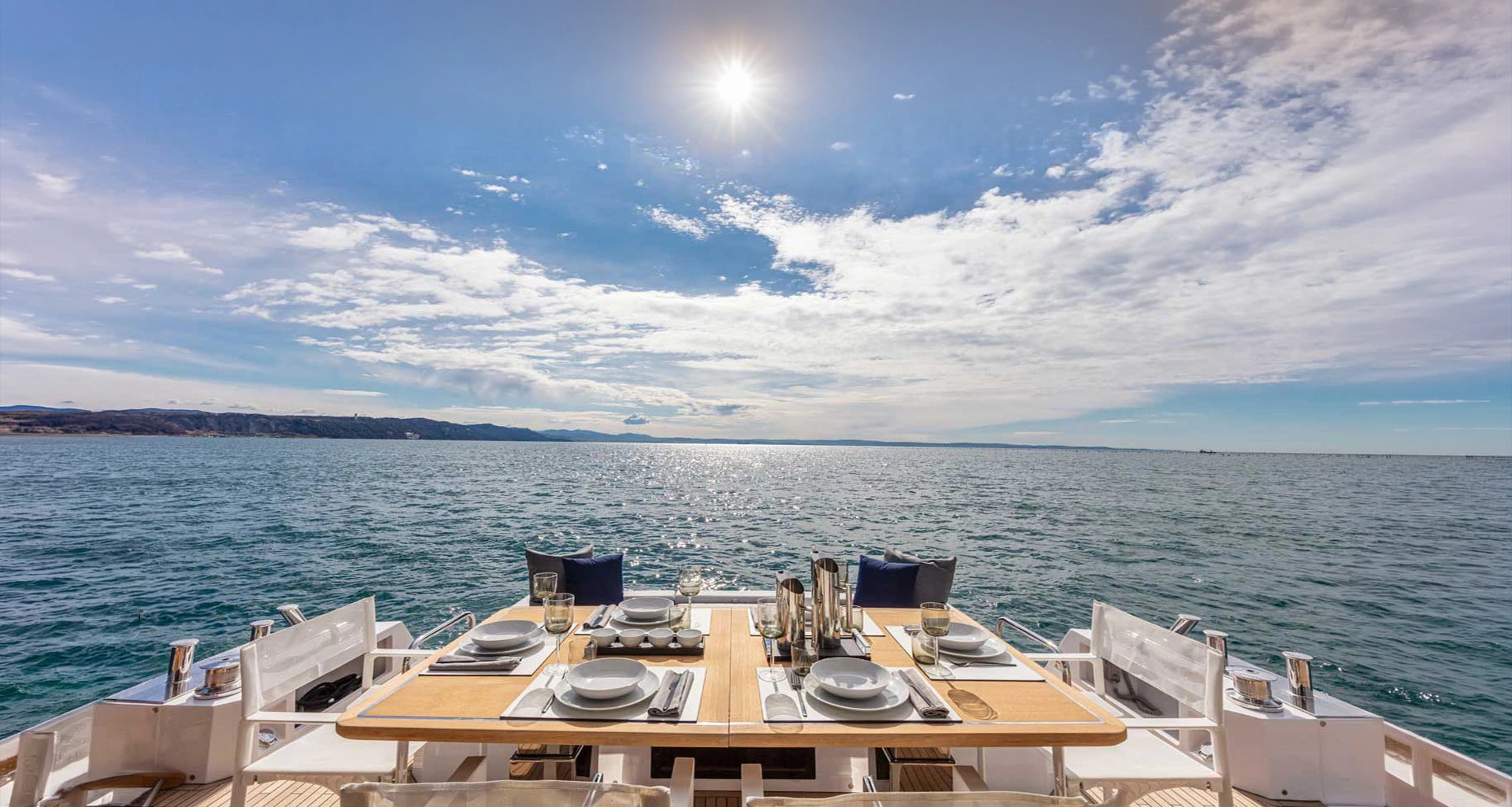 Table dressée à bord d’un Pardo yachts en Méditerranée, disponible à la location en Corse et en Sardaigne