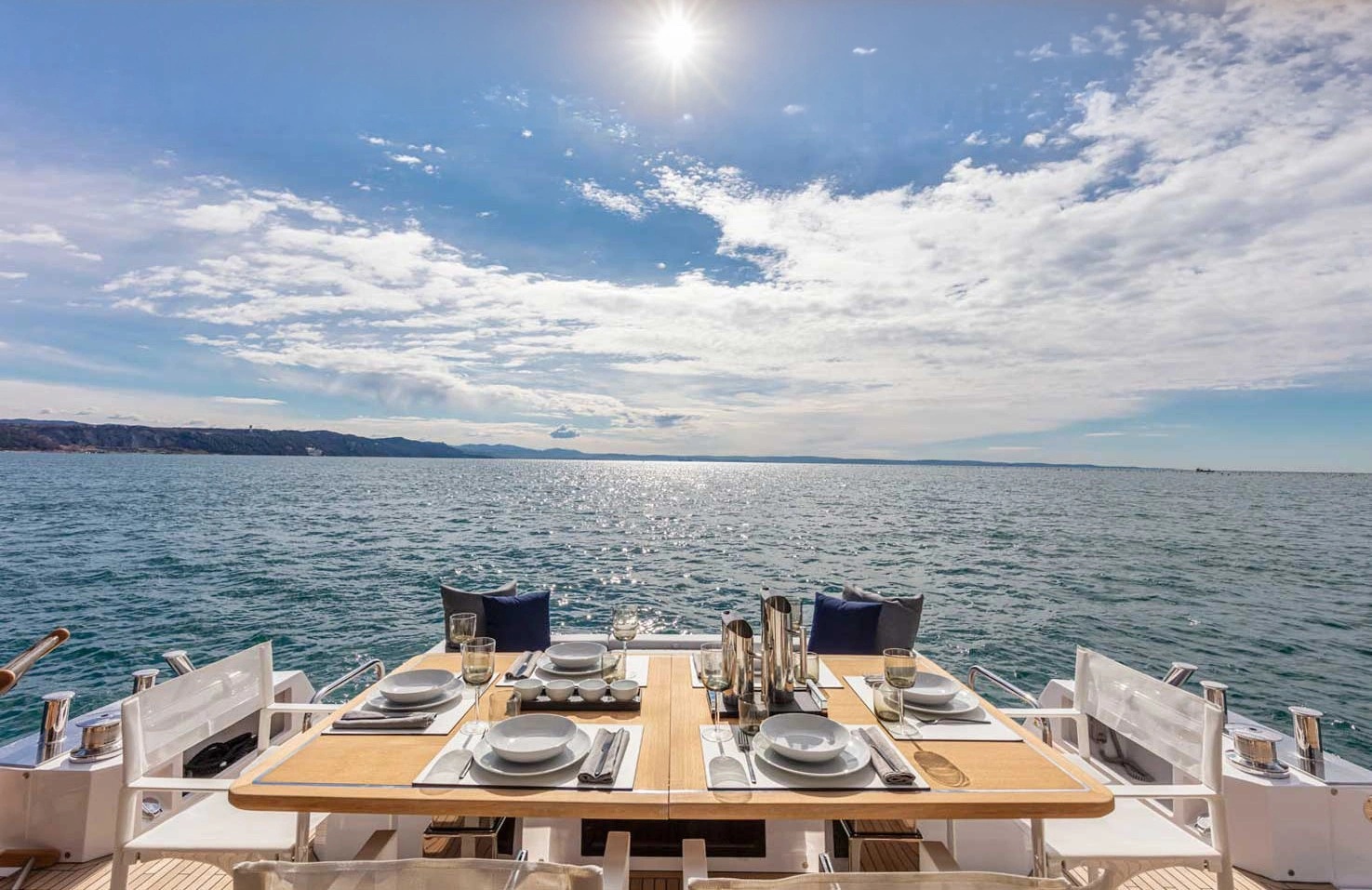 Table dressée à bord d’un Pardo yachts en Méditerranée, disponible à la location en Corse et en Sardaigne