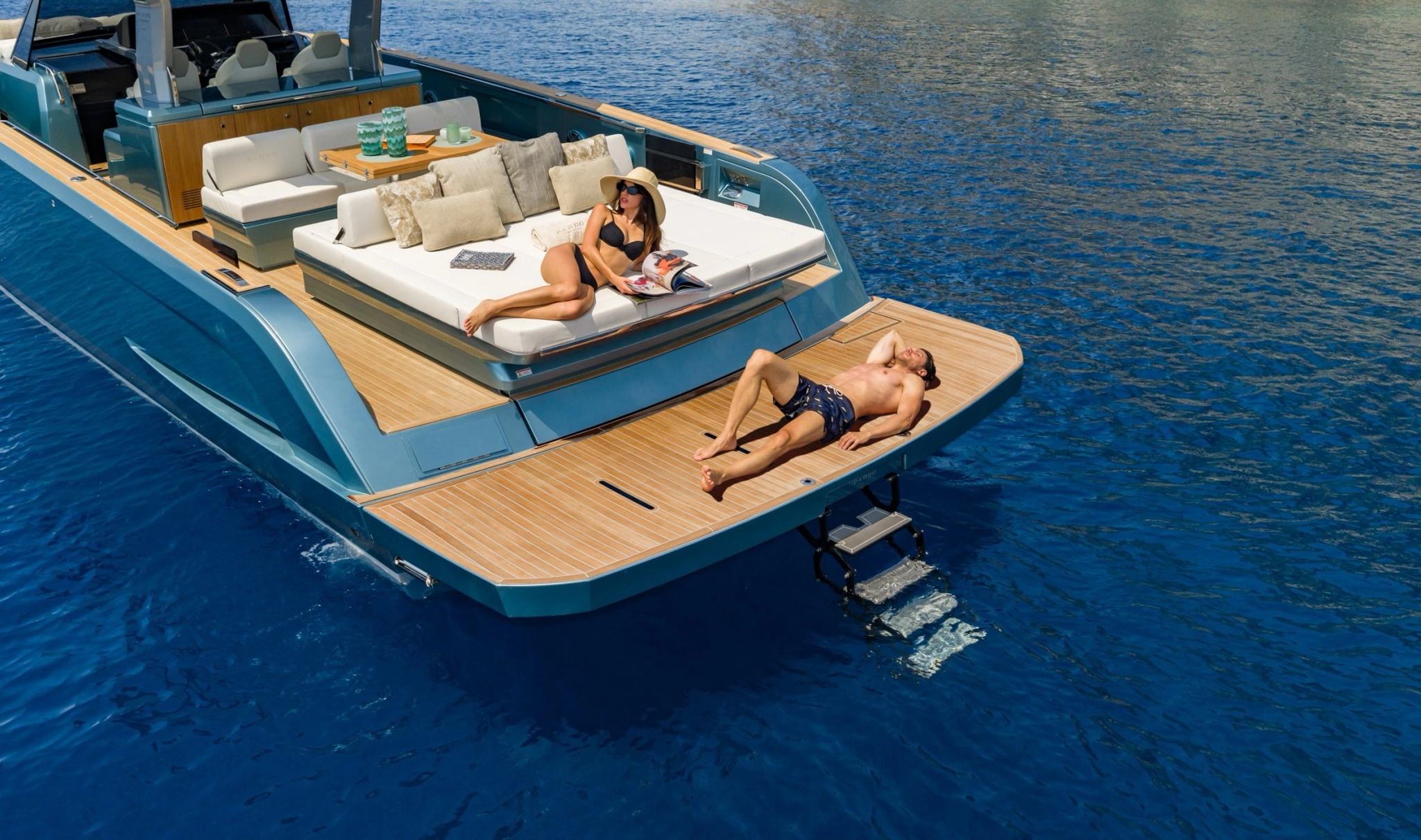 Personnes se détendant à bord d’un Pardo yachts en Méditerranée, disponible à la location en Corse et en Sardaigne