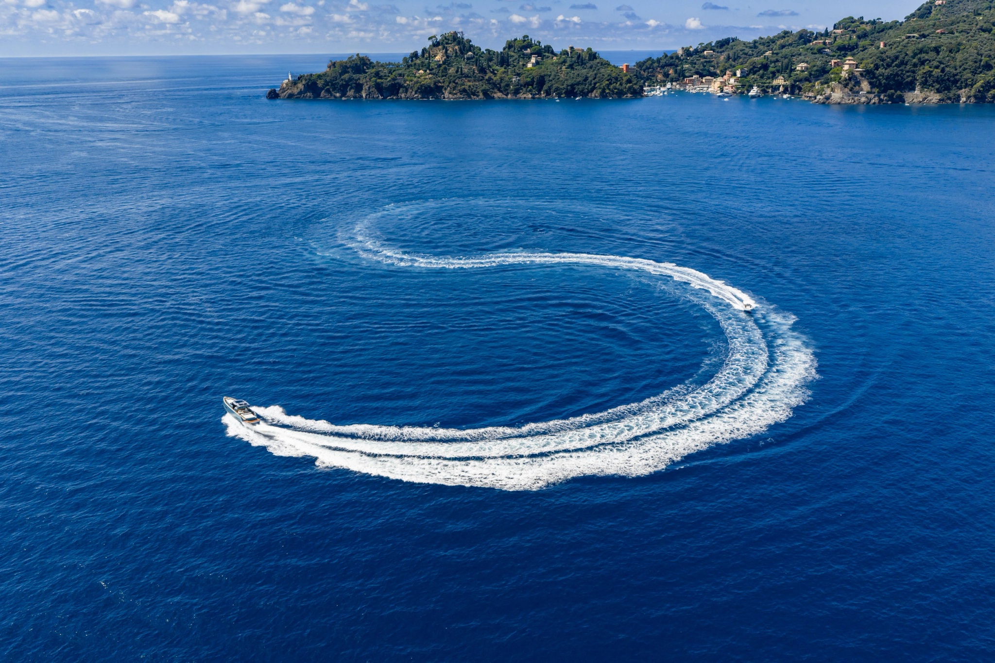 Pardo Yachts traçant un S dans la mer Méditerranée au large de la côte italienne